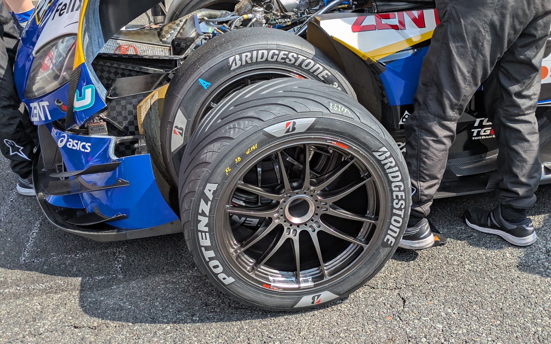 第3戦富士のスターティンググリッドでは、ゲリラ豪雨に備えてか、ウェットタイヤを用意しているチームも見られた