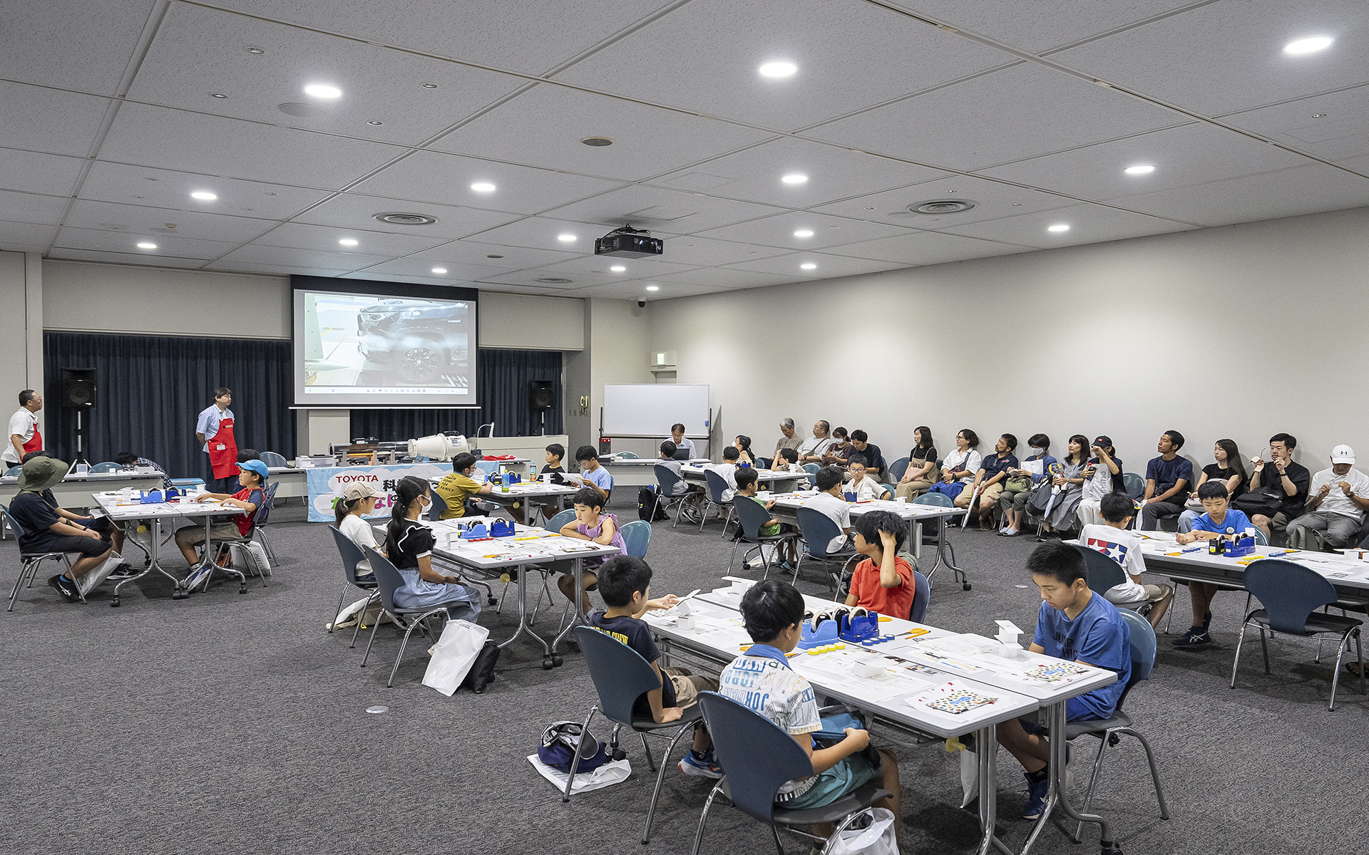 小学4年生～6年生の子供たちが参加して行なわれた。会場はトヨタ博物館内の会議室