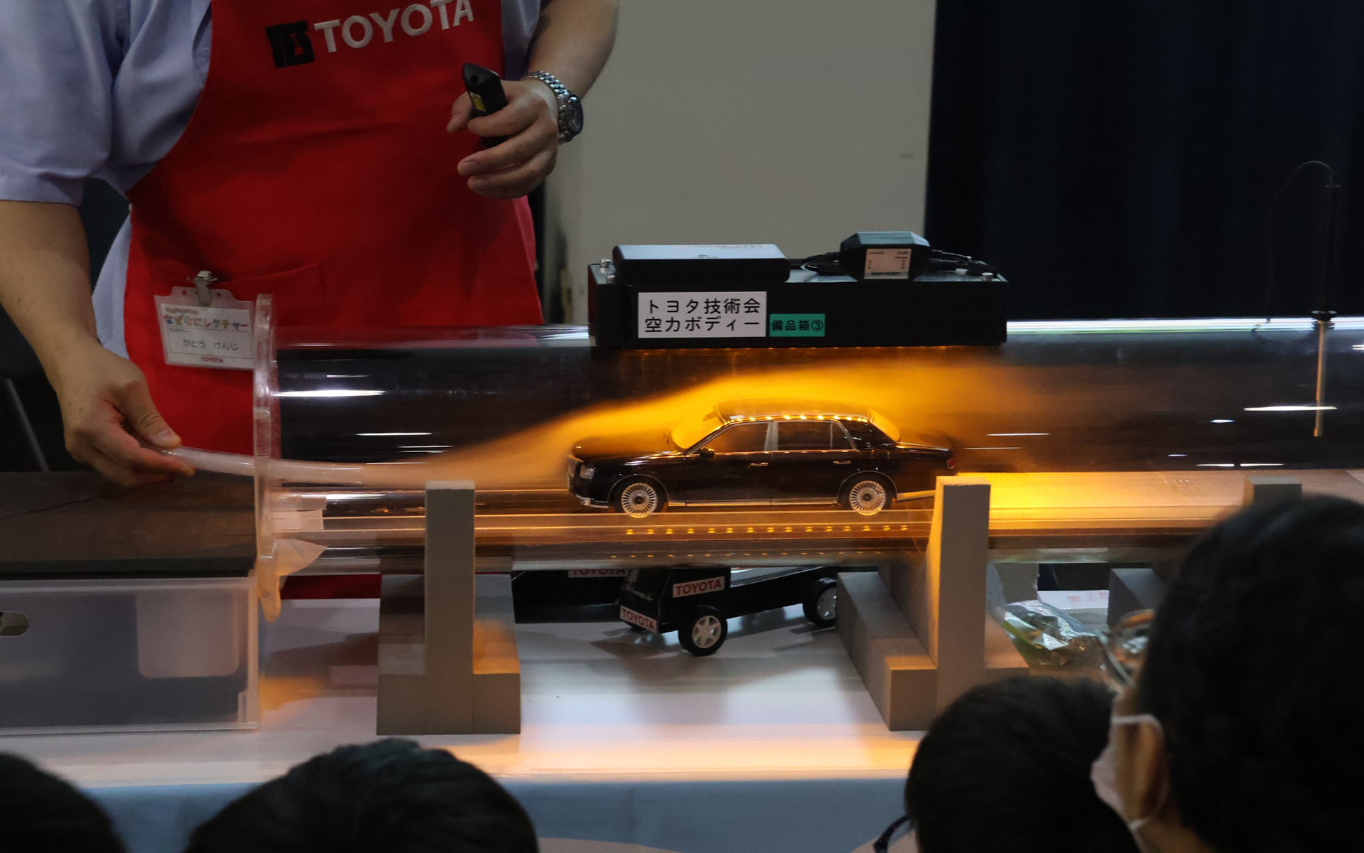 トヨタ博物館で開催された「科学のびっくり箱！なぜなにレクチャー 空力ボディ～空気抵抗と形状の関係を学ぼう～」。実際にドライアイスを使って空気の流れを見える化していた