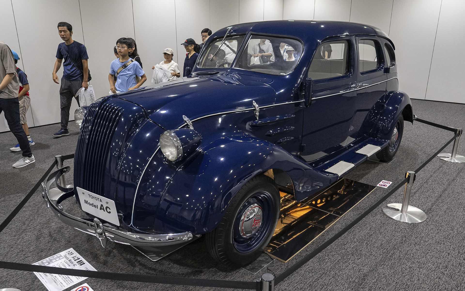 1947年製造の「トヨタ AC型乗用車」と、2010年製造の「レクサス LFA」を比較。クルマの進化を実物で体験
