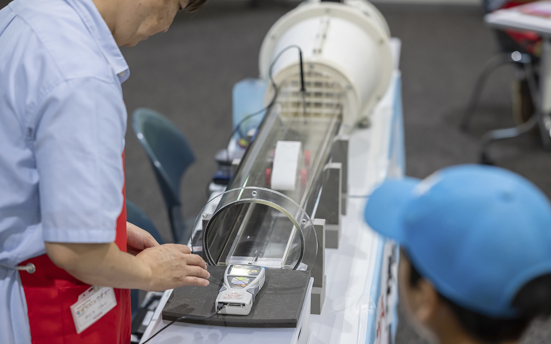 風洞実験装置で1回目の計測。測定値が記録される