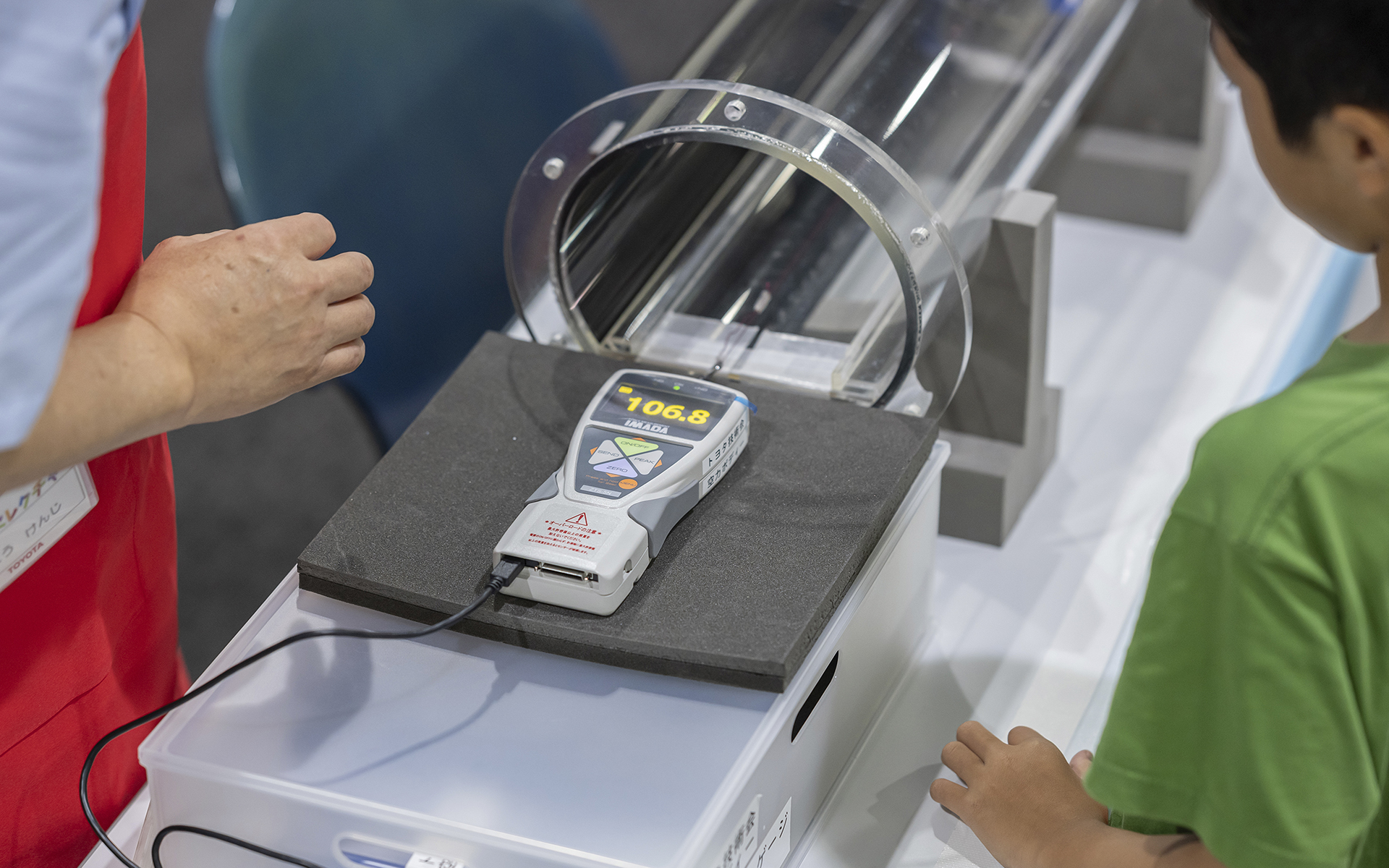 空気抵抗はものの形のCd値ではなく、実際の抵抗値を風洞の中で計測。子供にとっても理解しやすい値