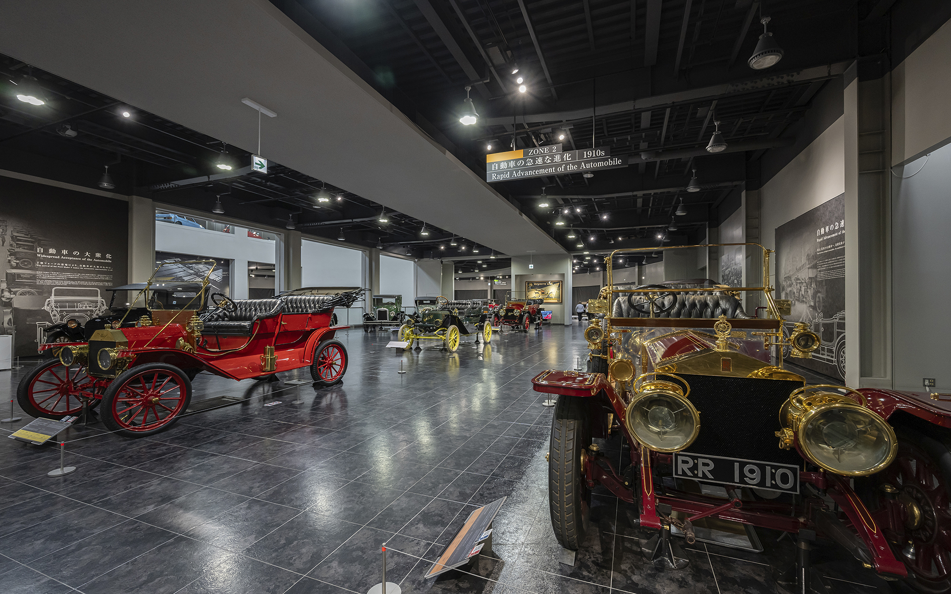 クルマ館2階は「自動車の黎明期から日本車の誕生」がテーマ。黎明期から1950年代までのクルマが並ぶ