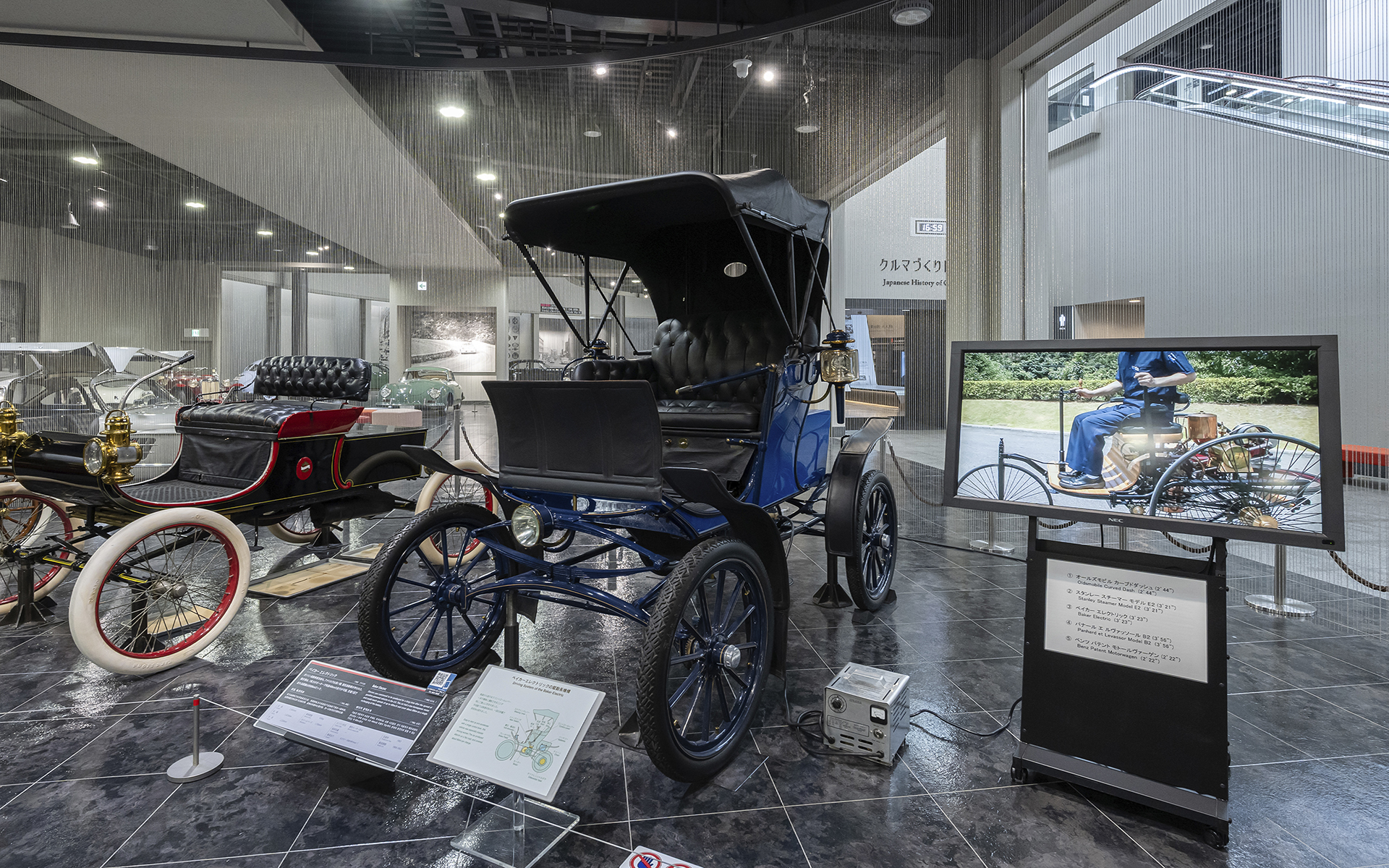電気自動車の「ベイカー エレクトリック」（1902年/アメリカ）。実際に走行する様子も動画で見ることができる