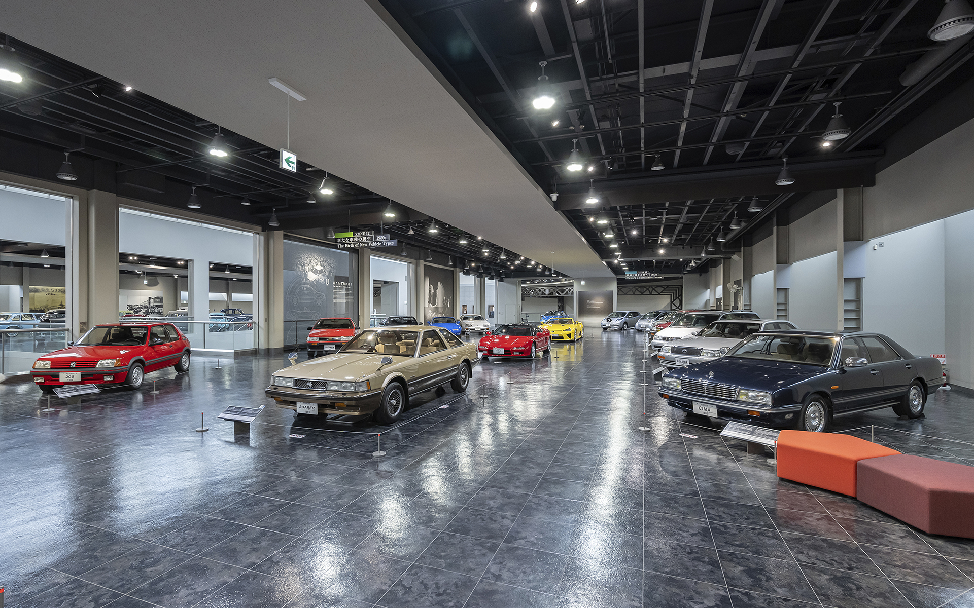 クルマ館3階のテーマは「モータリゼーションの進展と多様化」。1950年代から現代までのクルマが並ぶ