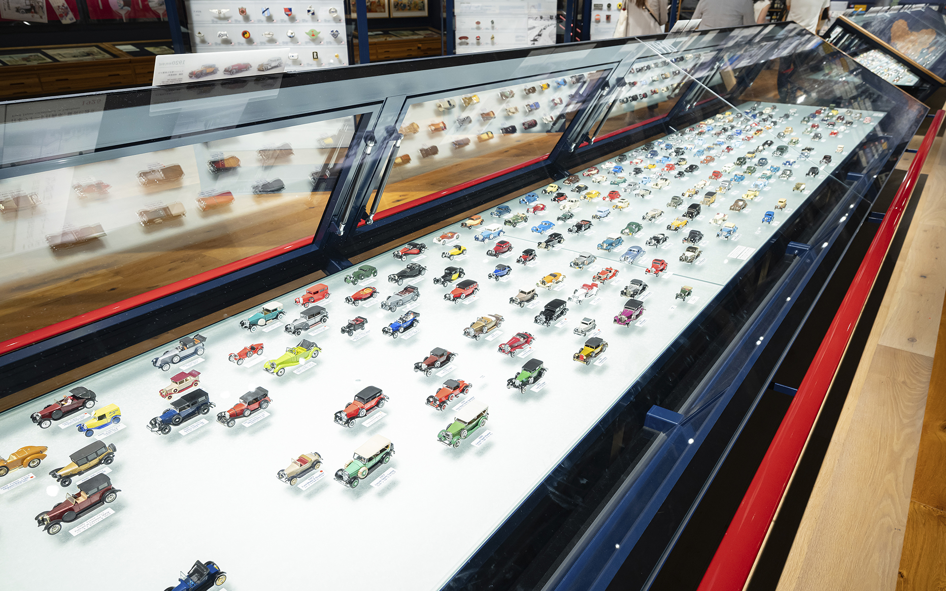 18世紀中ごろから現代までのミニカーなど1/43スケールの自動車模型が並ぶ