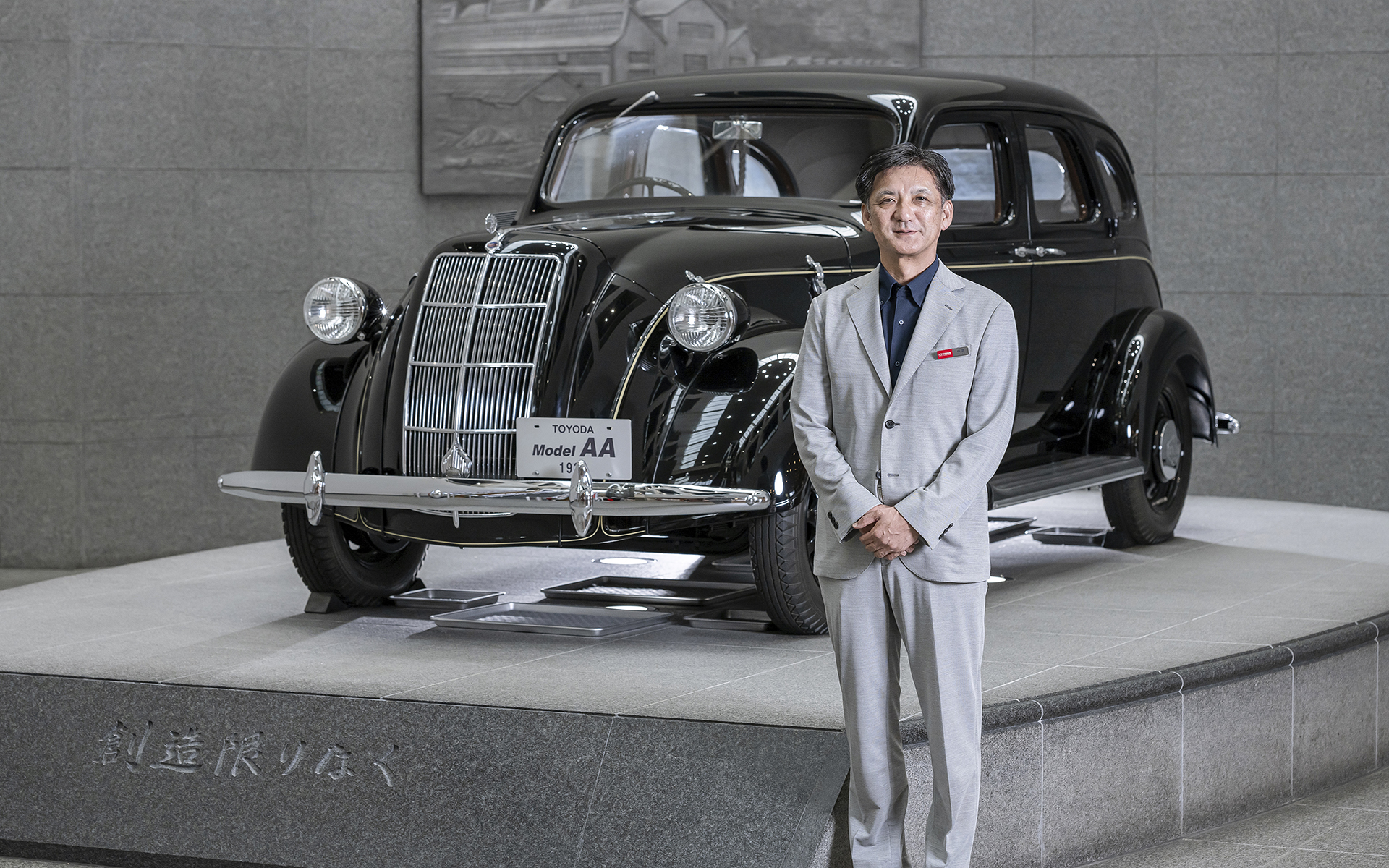 トヨタ博物館 クルマ館1階「シンボルゾーン」の「トヨダ AA型乗用車」（1936年 レプリカ）とともに