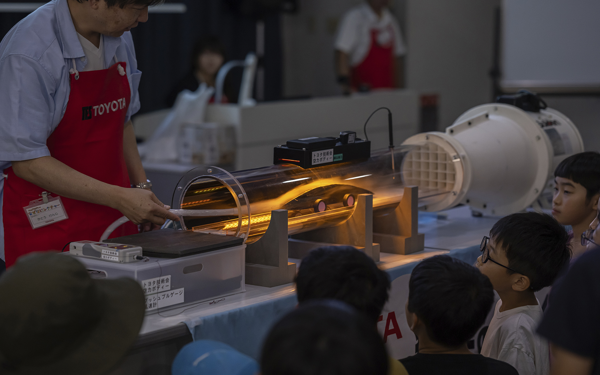 風洞実験。クルマの形に沿って空気が流れることを観察