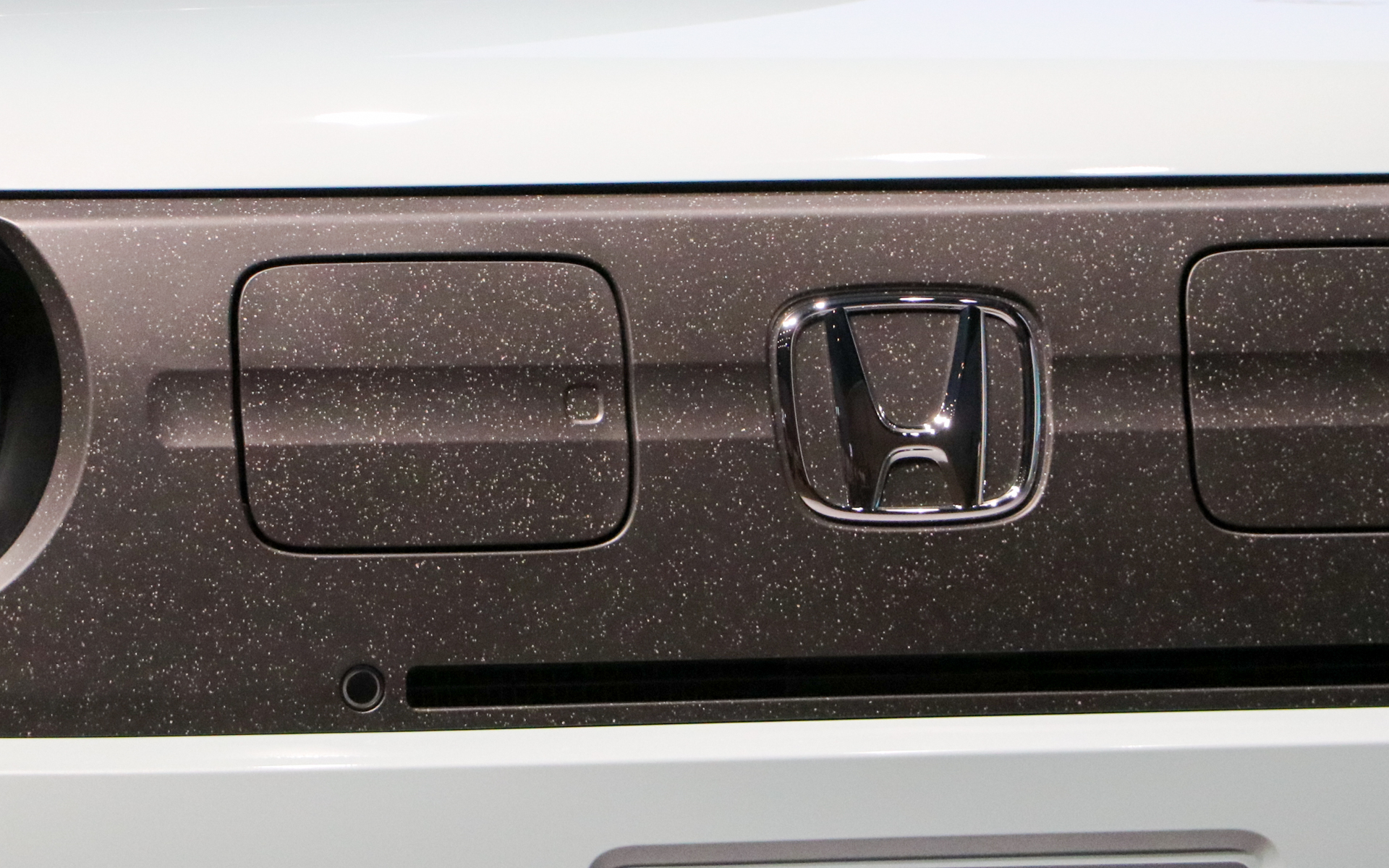 フロントグリルに見える白色のツブツブは、ホンダ車のバンパーを粉砕したリサイクル材