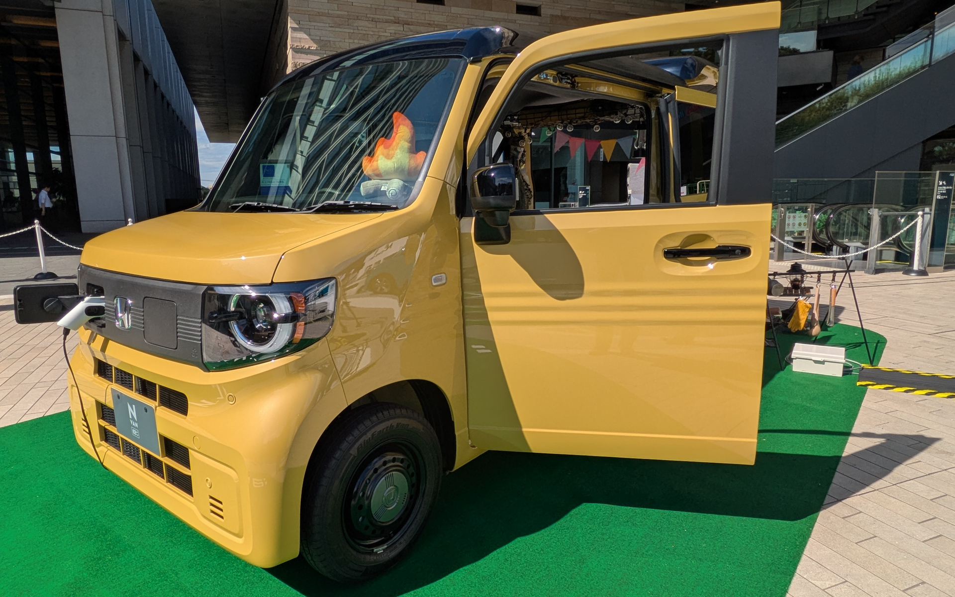 N-VAN e:車中泊仕様。フロントの充電/給電ポートから電気を取り出せる。100V最大1500Wまで使用でき、ケトルやドライヤーなども使える