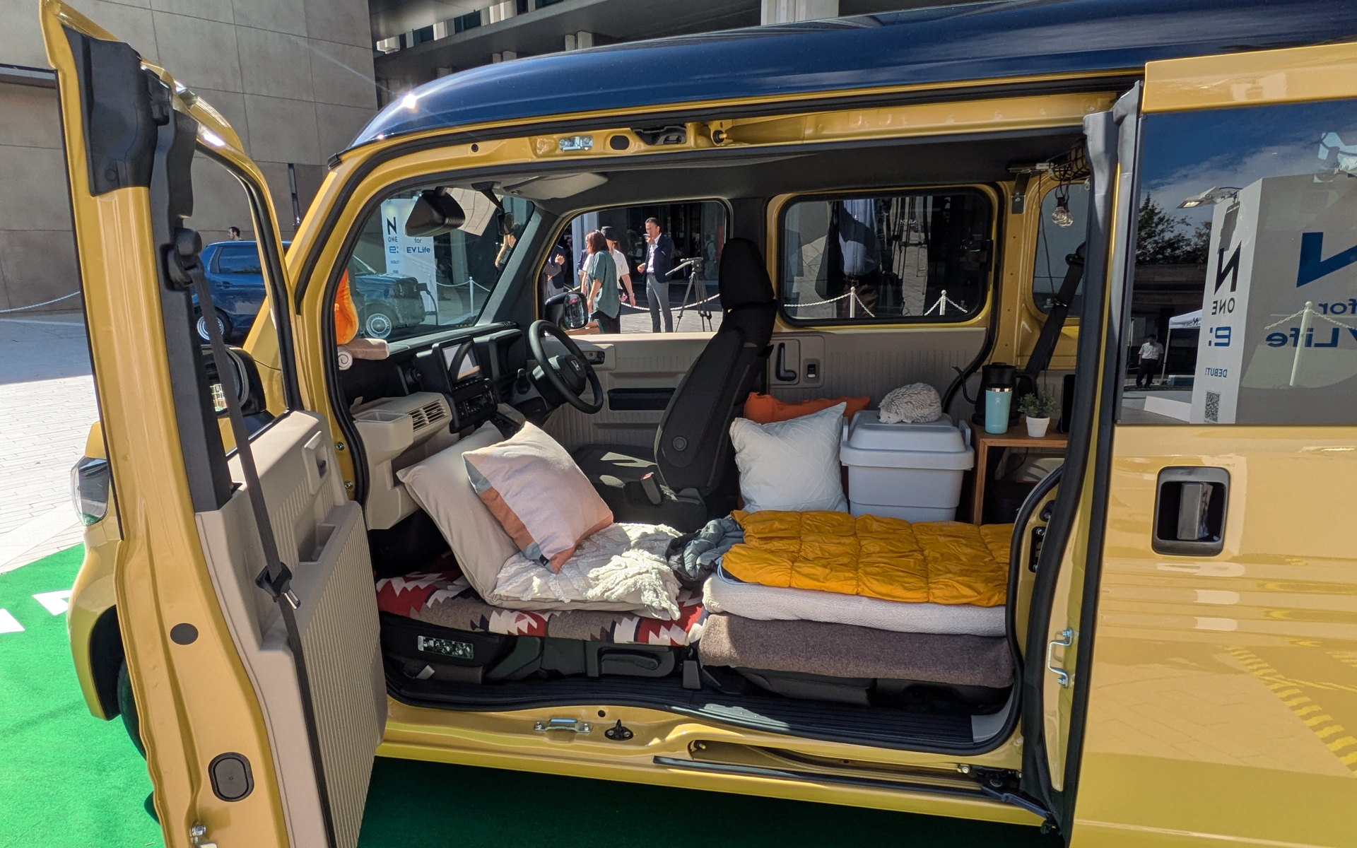 N-VAN e:車中泊仕様。フロントの充電/給電ポートから電気を取り出せる。100V最大1500Wまで使用でき、ケトルやドライヤーなども使える