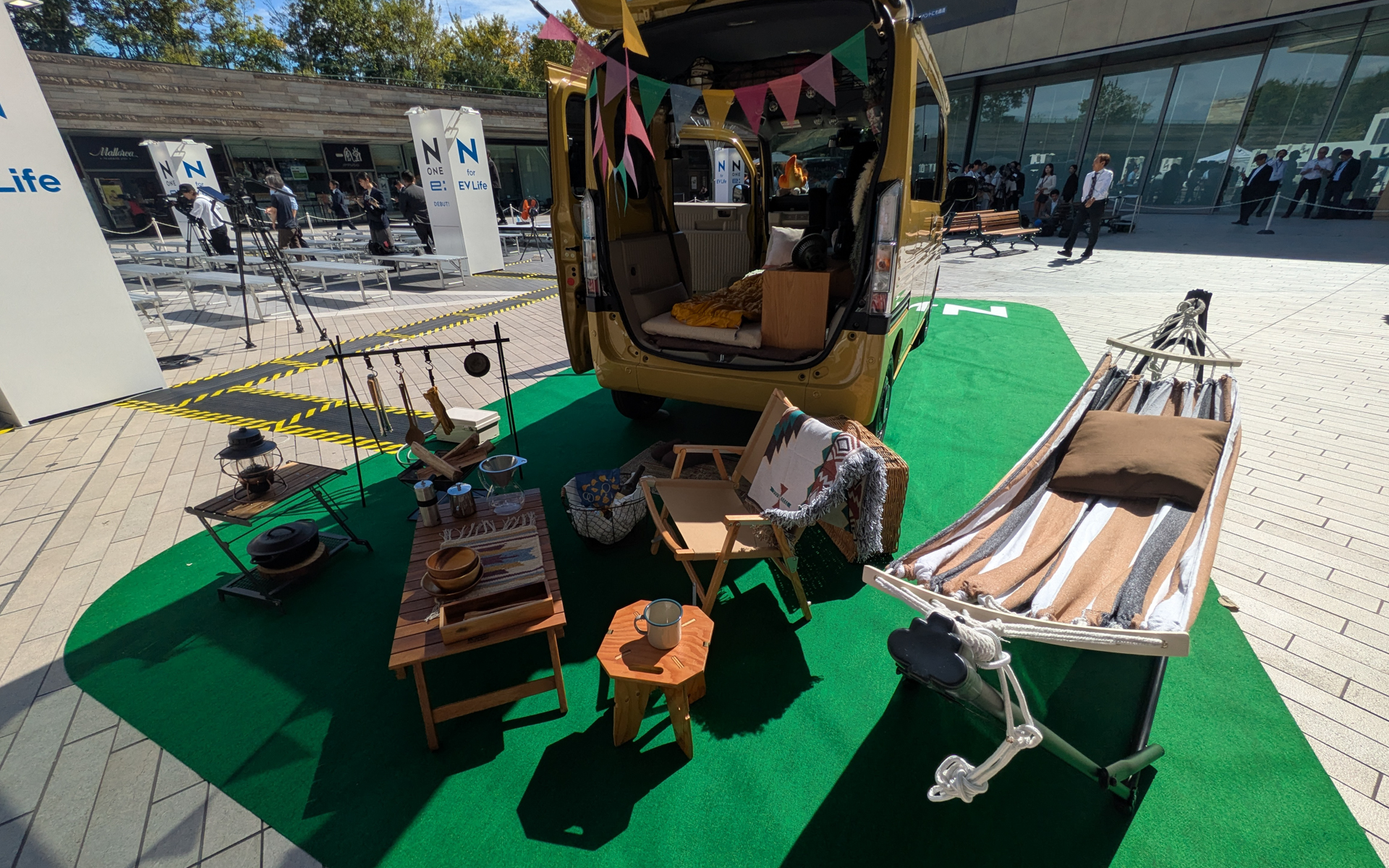 EVなら排ガスを一切出さずに、自然の中でくつろぐことが可能だ