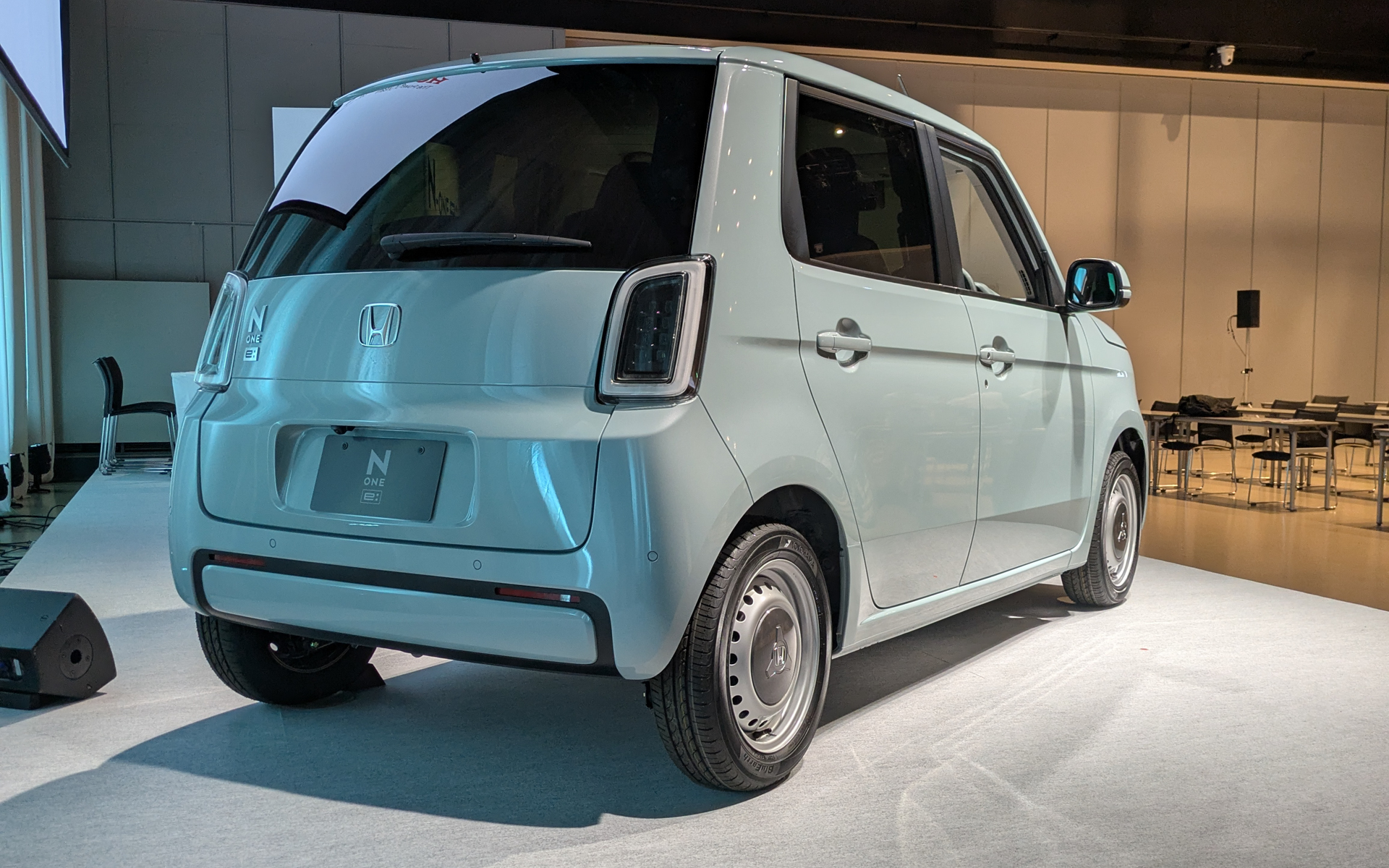 車両重量は1030kg。最小回転半径は4.5m