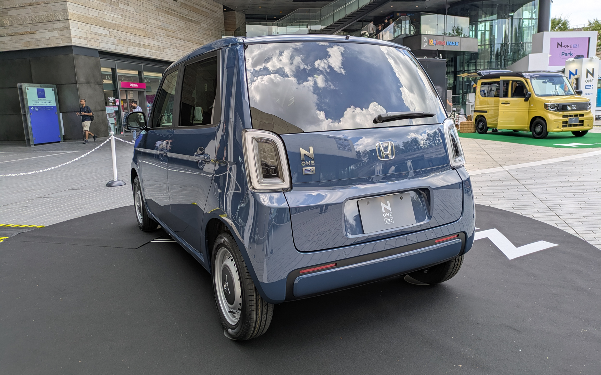 ボディカラー「シーベッドブルー・パール」は、海底のような静かさを思わせる青色となっている