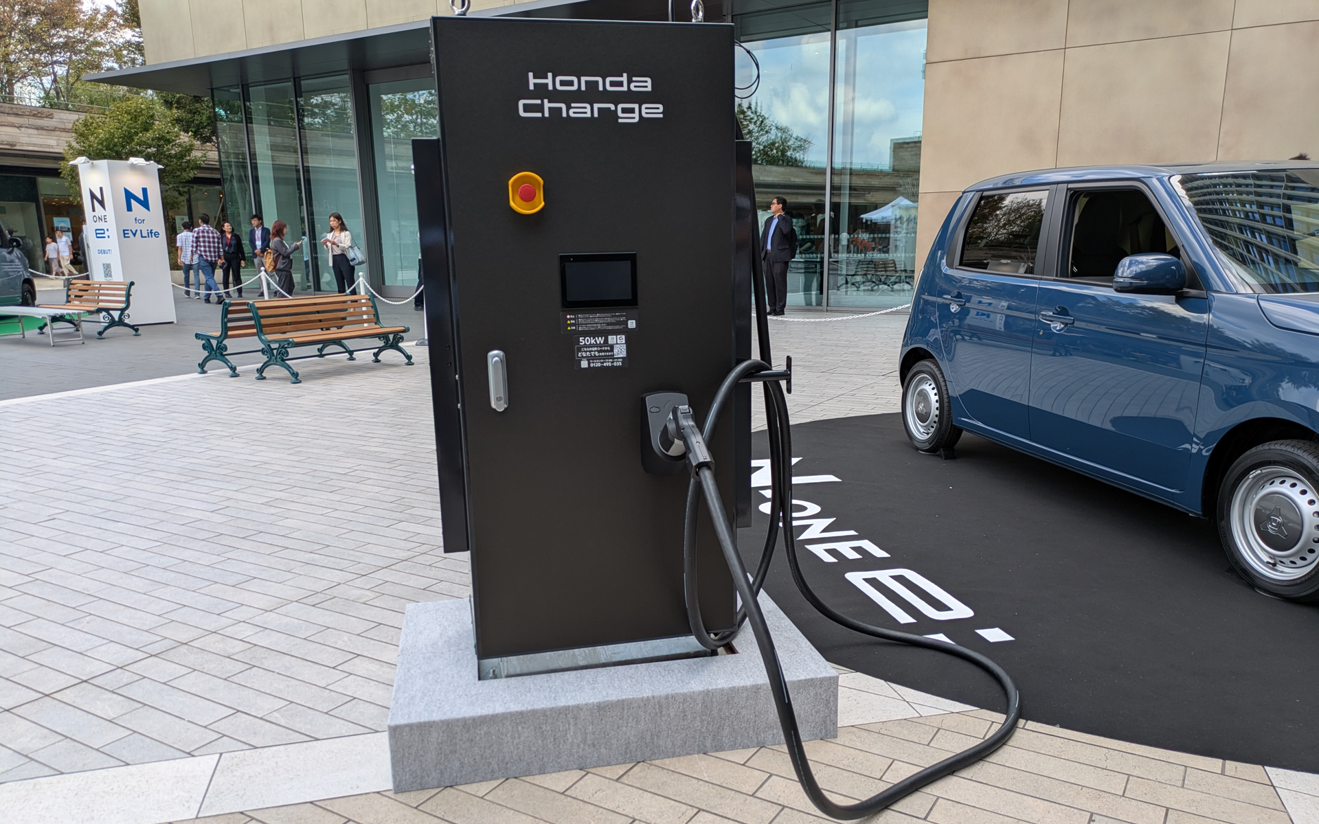 ホンダが新たに展開をスタートした充電ネットワークサービス「ホンダチャージ」も展示している