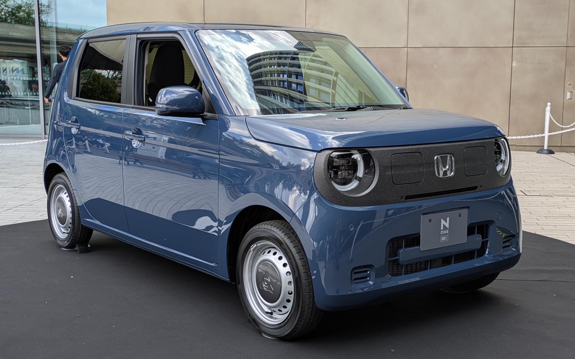 ボディカラー「シーベッドブルー・パール」は、海底のような静かさを思わせる青色となっている