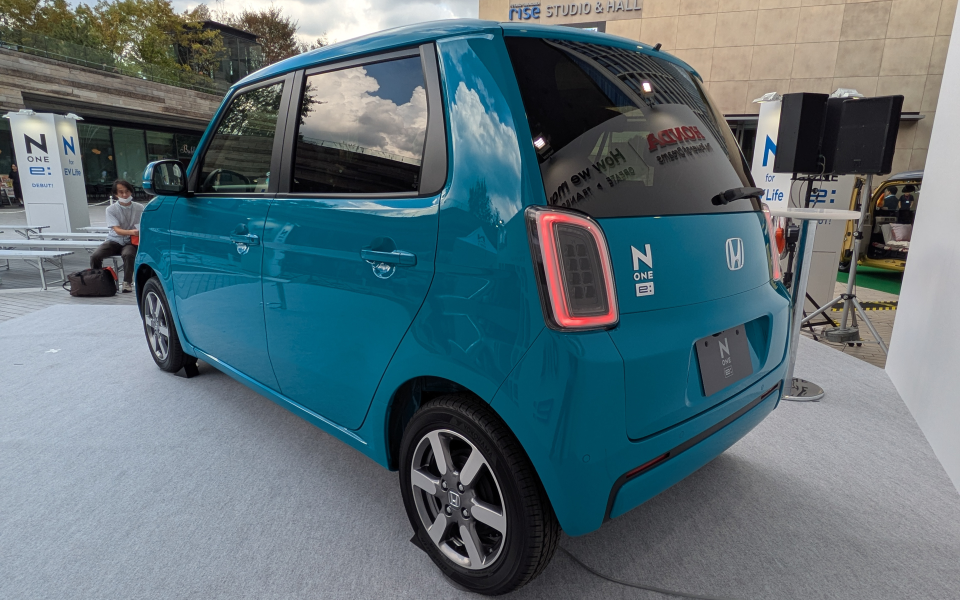 ボディカラー「チアフルグリーン」は、気持ちを生き生きさせる、追い風のような爽快グリーンで新色。上位グレードの「e: L」グレードのみ選択できる