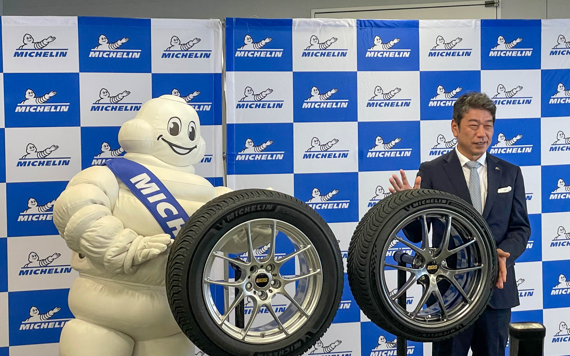 須藤元日本ミシュランタイヤ社長とミシュランマン。クロスクライメート3シリーズの発表会