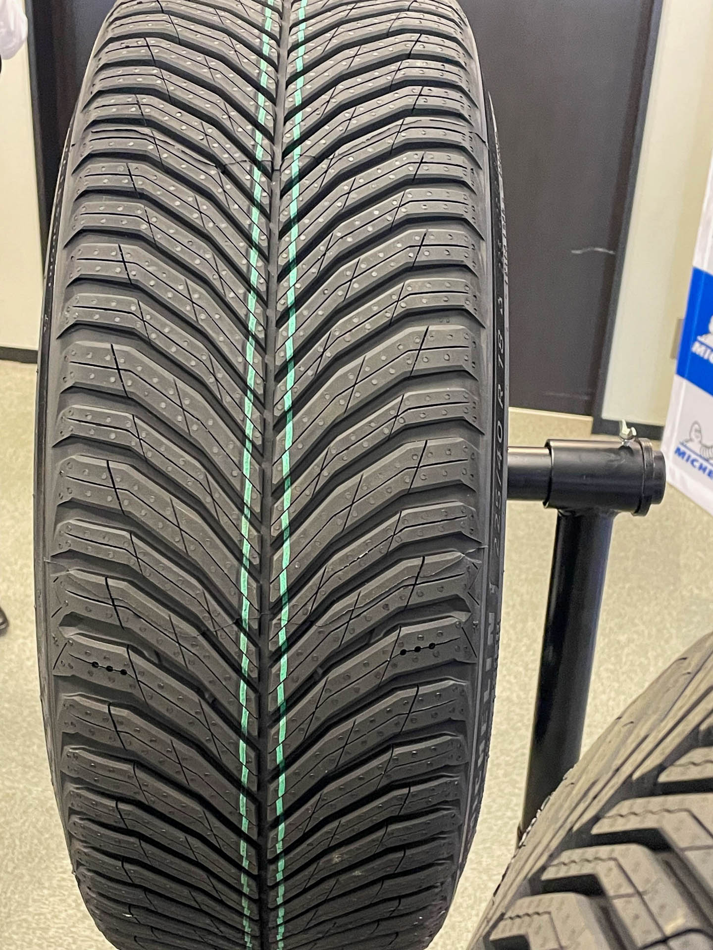 鋭いV字シェイプがクロスクライメート3 SPORT。センターに入ったストレートグルーブも特徴。V字シェイプはノイズが出そうだが、最新テクノロジーで夏タイヤレベルまで落とすことに成功したという。ブロック配置の妙か