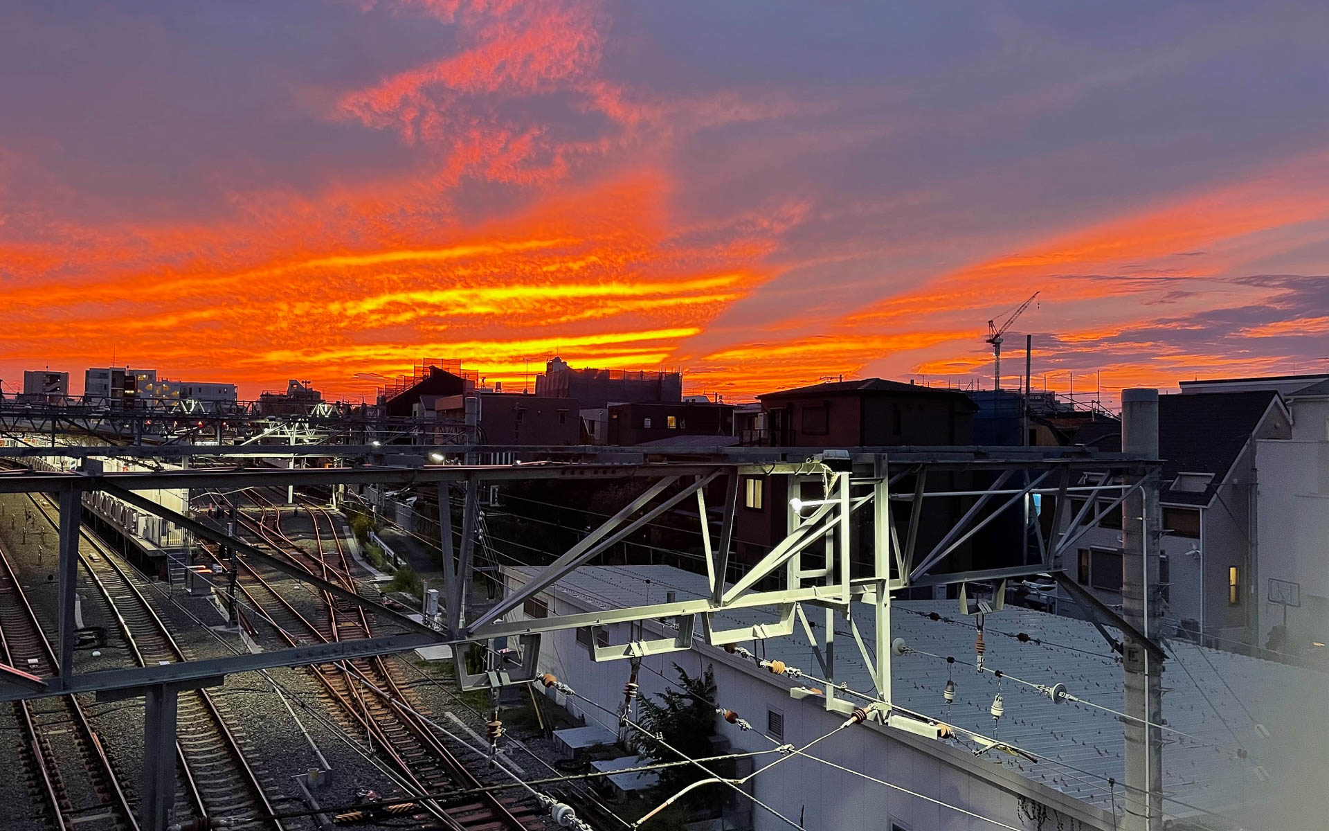 ある日の夕焼け。目黒線を渡る陸橋からは富士山が小さく見える。酷暑だった今年も9月になり夕方になると少し気温が下がる。この日は夕焼けが美しくしばし見とれてしまった