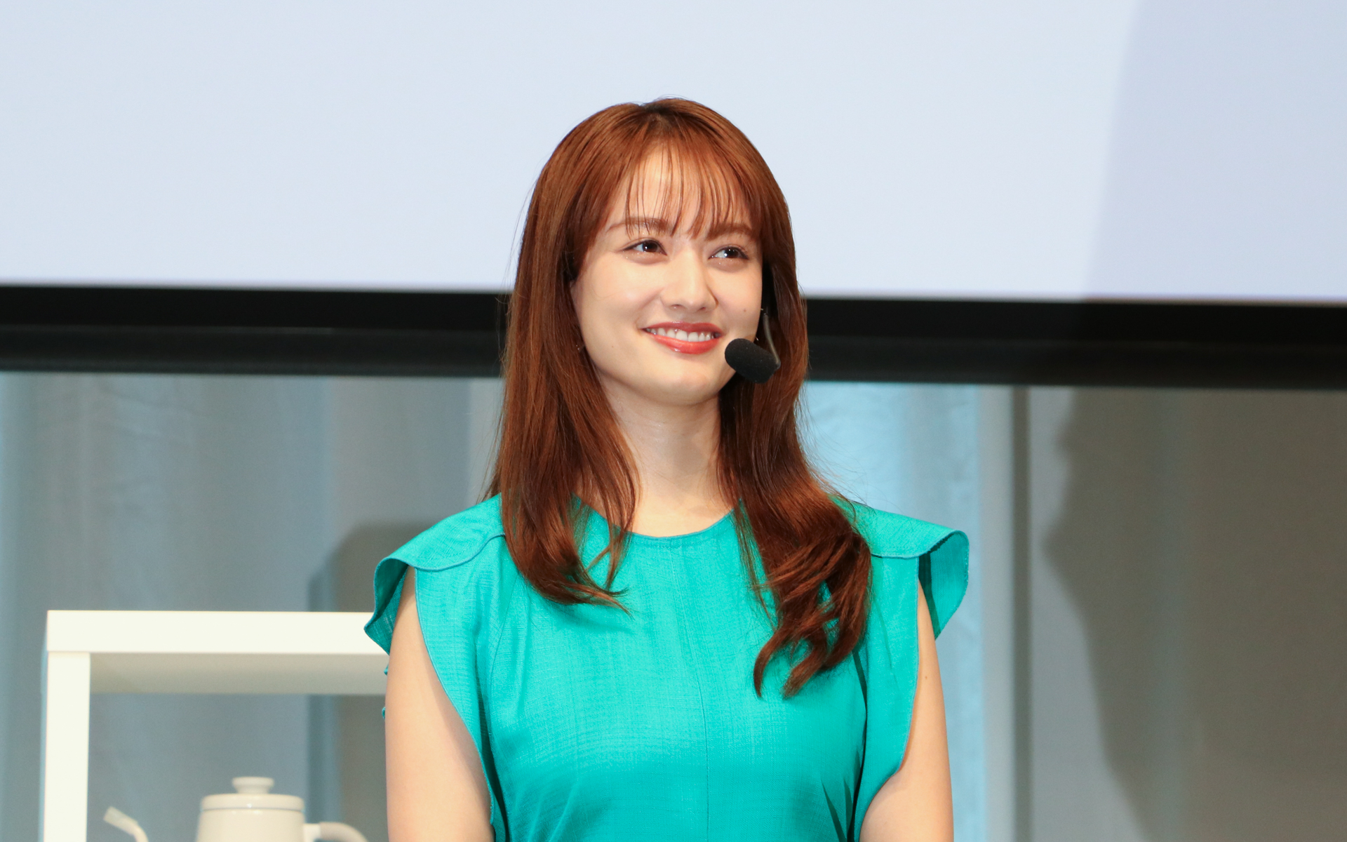 谷まりあさん。東京都出身。2016年よりファッション誌の専属モデルとして活動し、その後も多数の雑誌に出演。また日本テレビ「世界の果てまでイッテQ」にて“出川ガールズ”として出演するほか、ドラマにも出演、モデルタレント女優とマルチに活躍し、Instagramフォロワーは353万人を超える