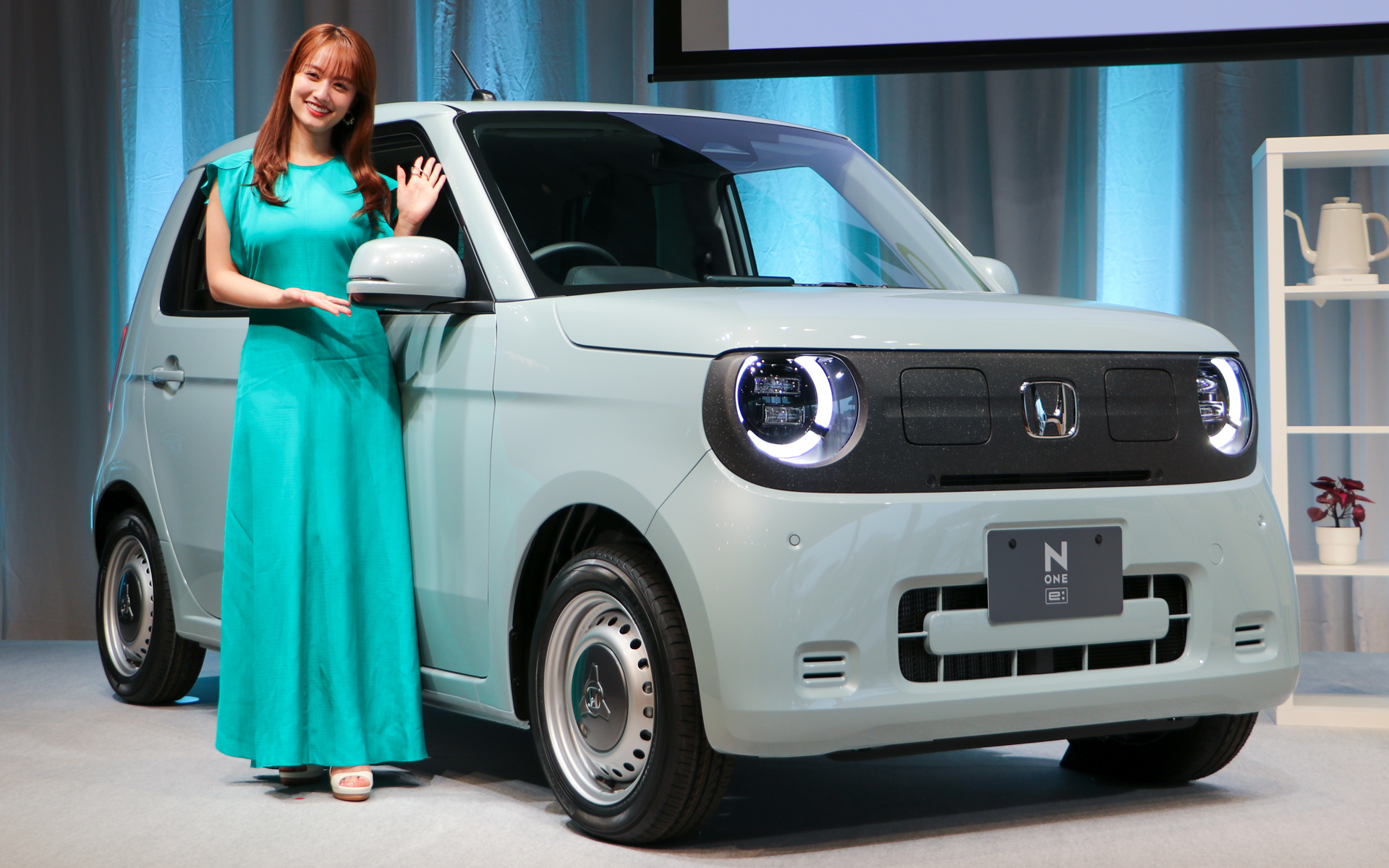 ホンダの新型軽乗用EV「N-ONE e:」のトークショーにマルチタレントの谷まりあさんがゲストとして登場
