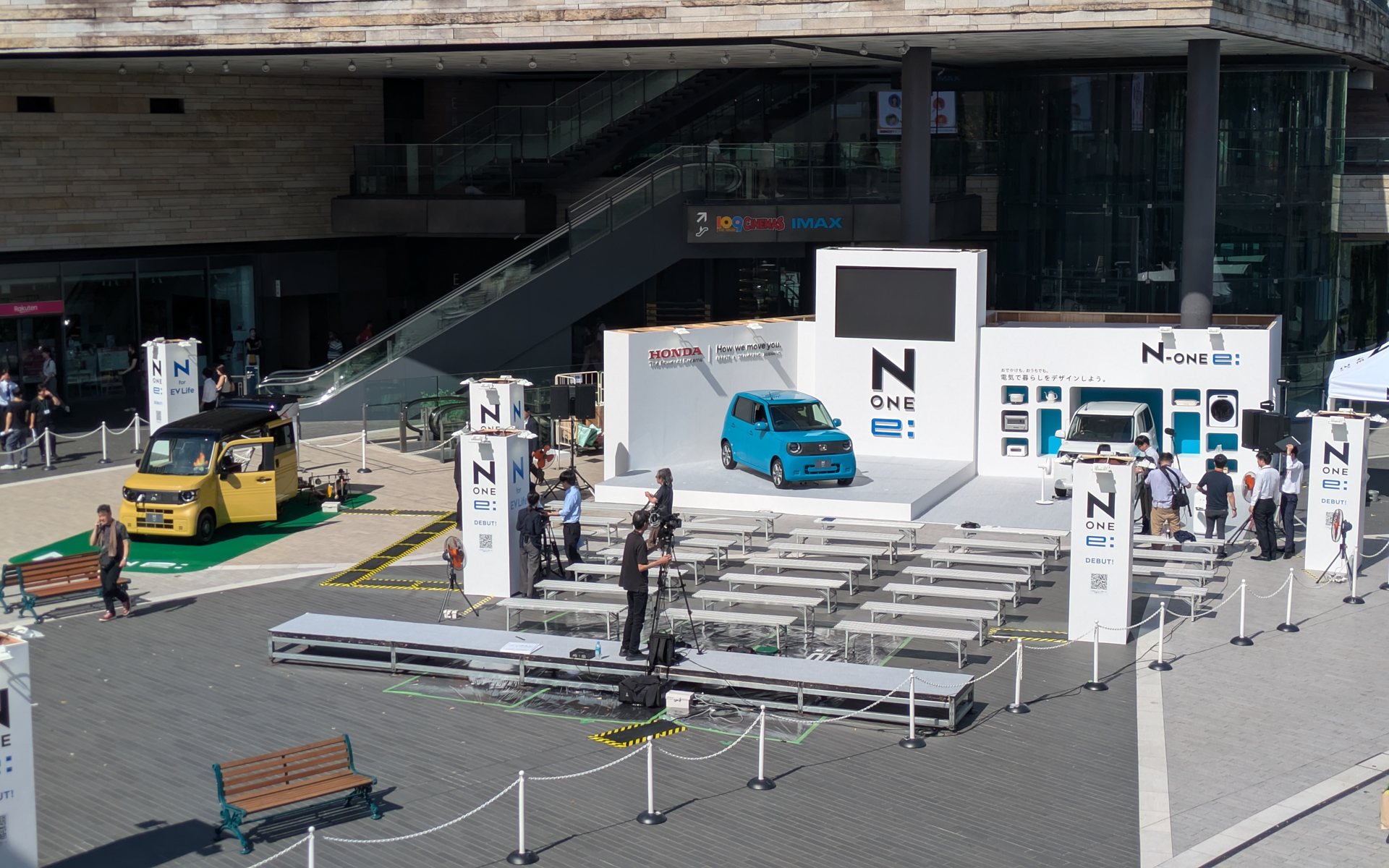 ステージがスタンバイされていた11日の会場。午前中は快晴だったが、午後になり天気が急転してしまった