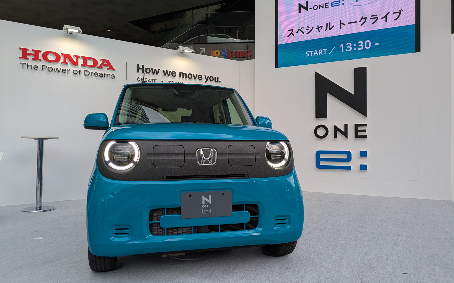 本来なら新色「チアフルグリーン」のN-ONE e:の前でトークショーが実施される予定だった