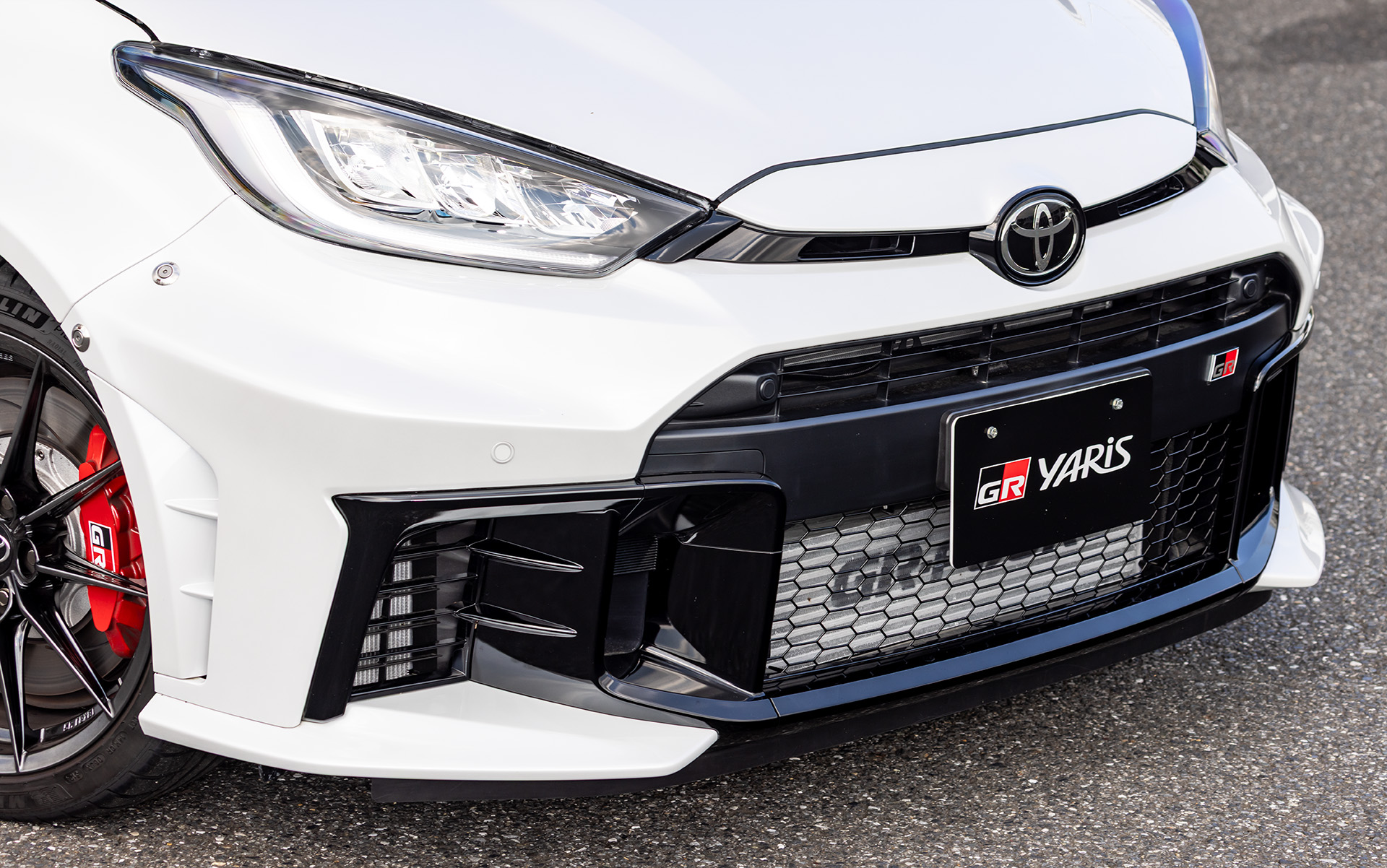 フロントまわりはダウンフォース発生のためのリップスポイラーを追加