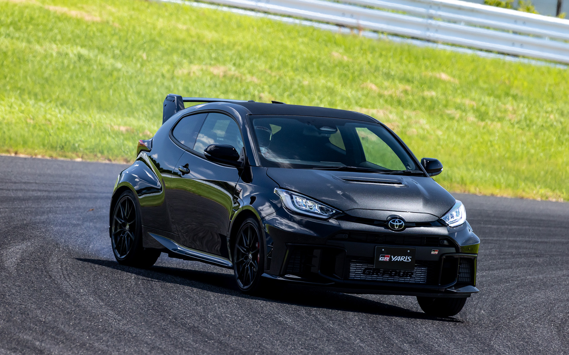 「25式」になった進化型GRヤリスの「エアロパフォーマンスパッケージ」装着車。今回の試乗では「20式」との比較も行なえた