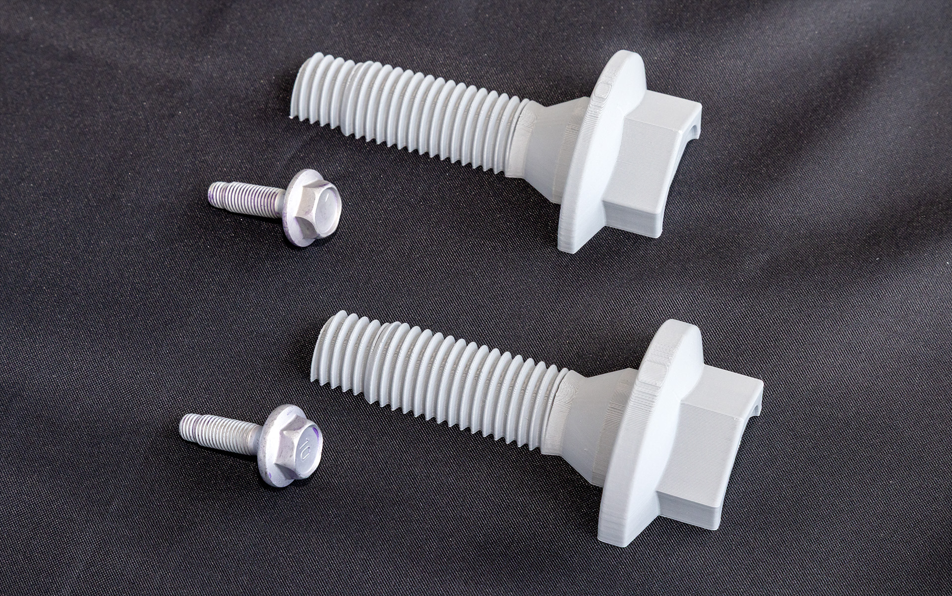 「25式」の進化型GRヤリスでは、ボルト類のフランジ厚みの増加と、締結強度増加に伴うサスペンションやEPSの再セッティングが行なわれている