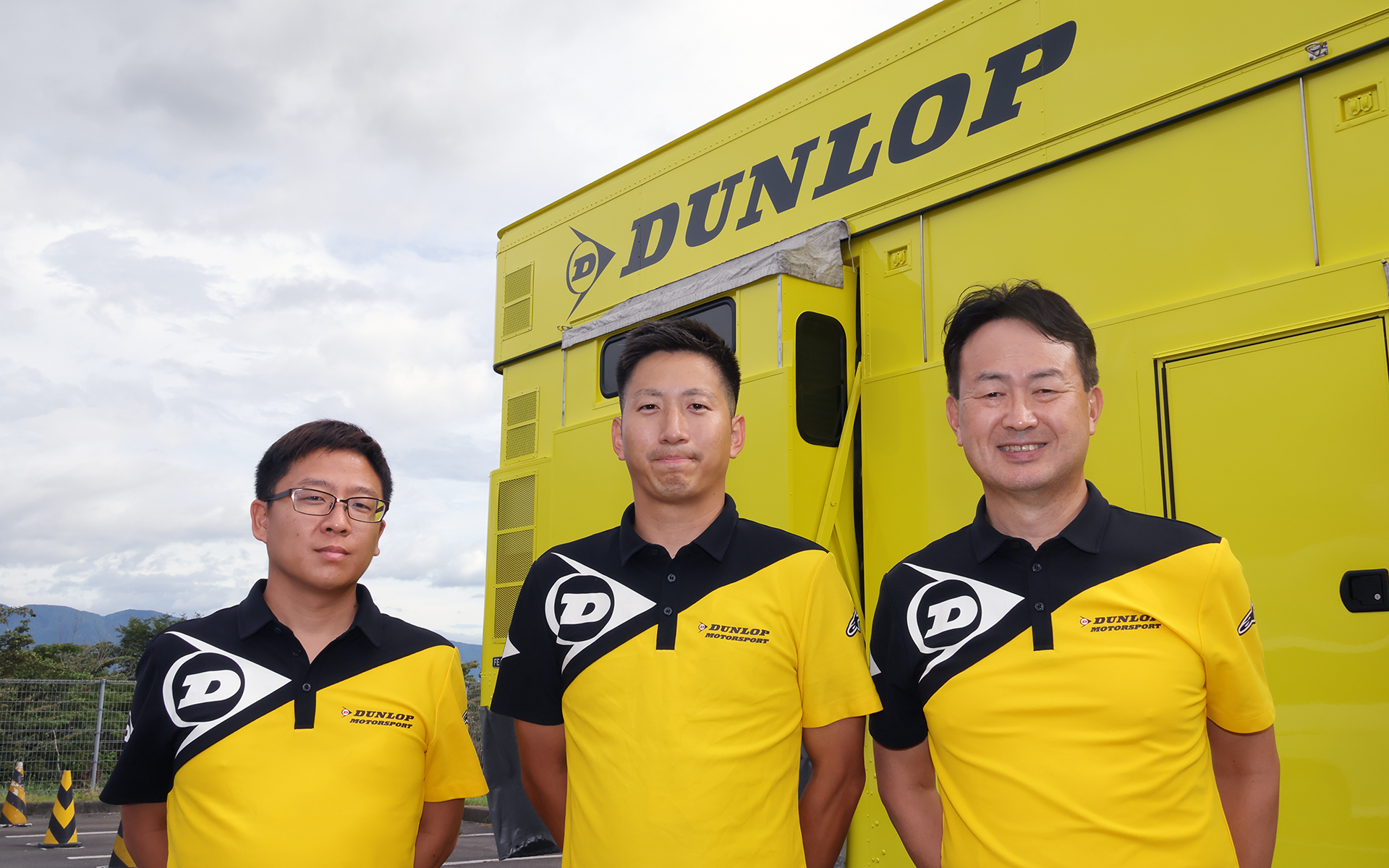 左から、住友ゴム工業株式会社 タイヤ事業部 モータースポーツ部 モータースポーツ開発1グループ 課長代理 大小瀬求氏、モータースポーツ部 開発担当 佐藤洋平氏、タイヤ事業部 モータースポーツ部 モータースポーツ企画グループ 主幹 竹内二郎氏