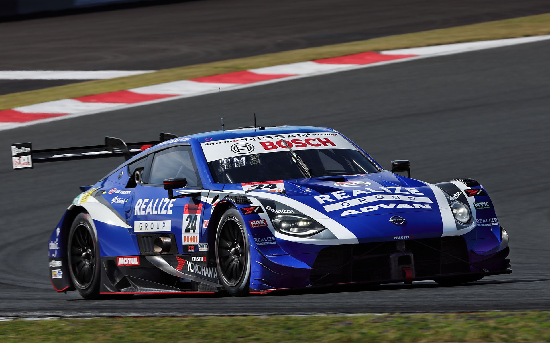 GT500クラスに参戦している24号車 リアライズコーポレーション ADVAN Z（松田次生/名取鉄平）