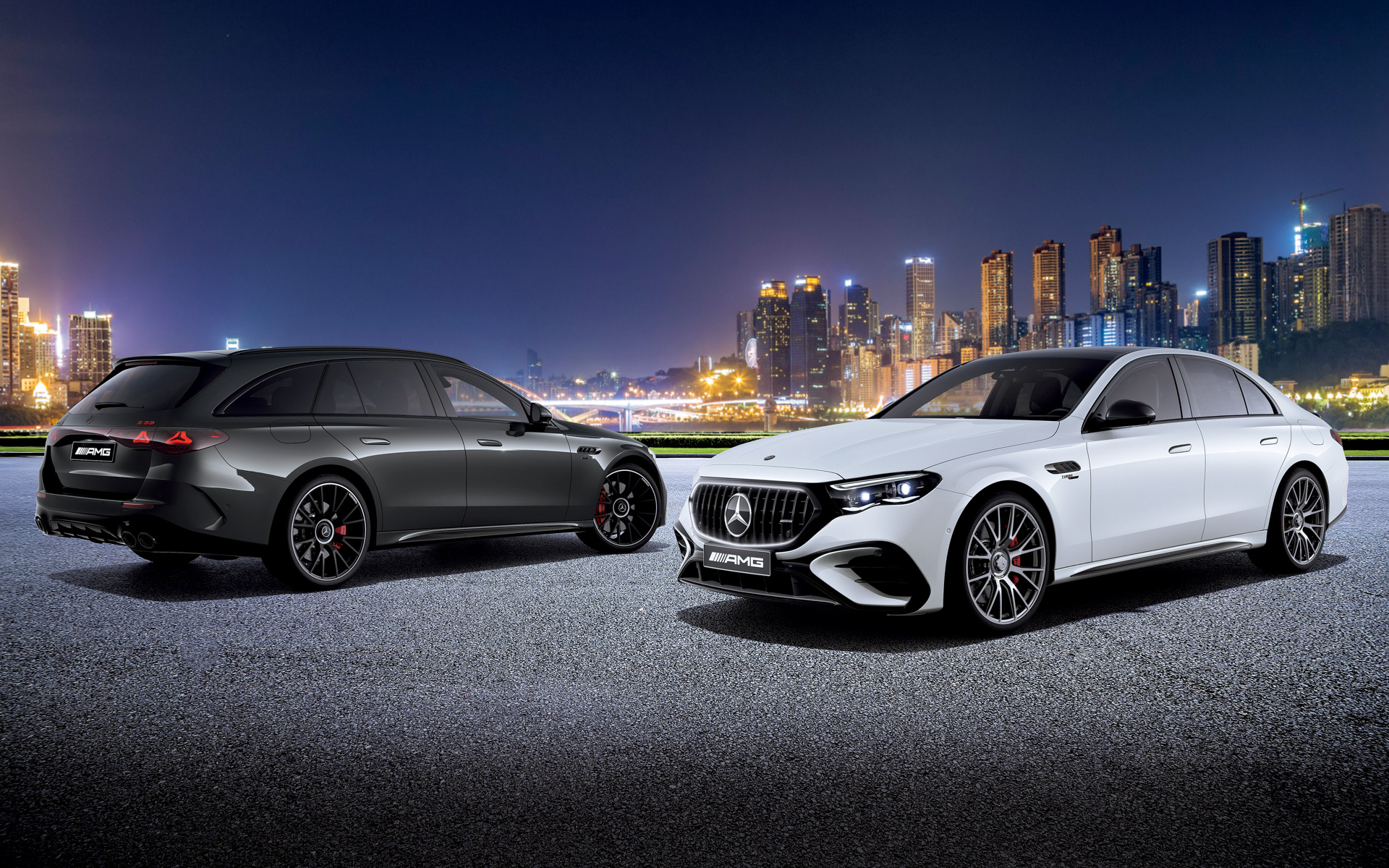 左から、Mercedes-AMG E 53 HYBRID 4MATIC+ Stationwagon Edition Night Carbon （PHEV）、Mercedes-AMG E 53 HYBRID 4MATIC+ Edition Night Carbon（PHEV）