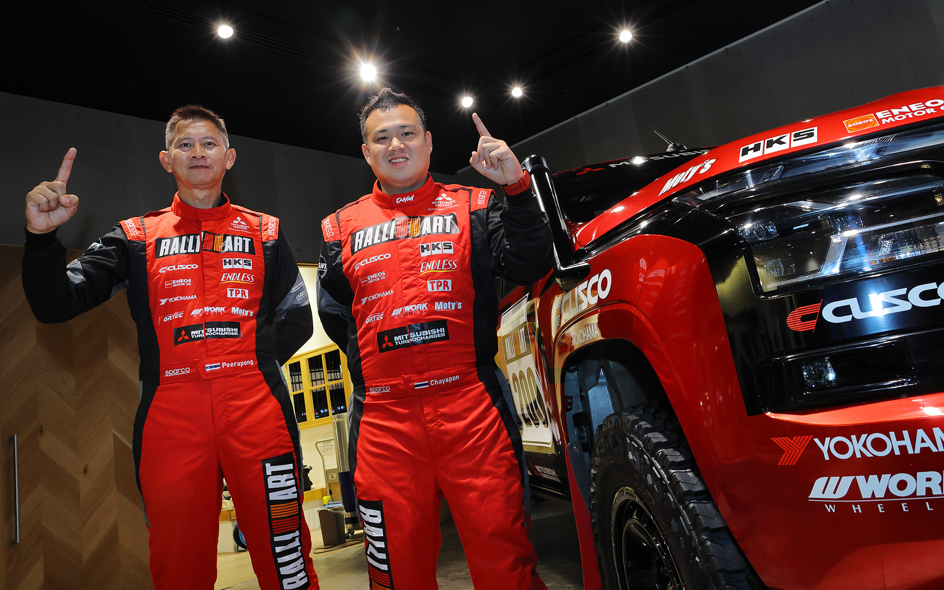 アジアクロスカントリーラリー2025で総合優勝した三菱トライトンのドライバー、コ・ドライバーが揃って来日し優勝報告会を行なった