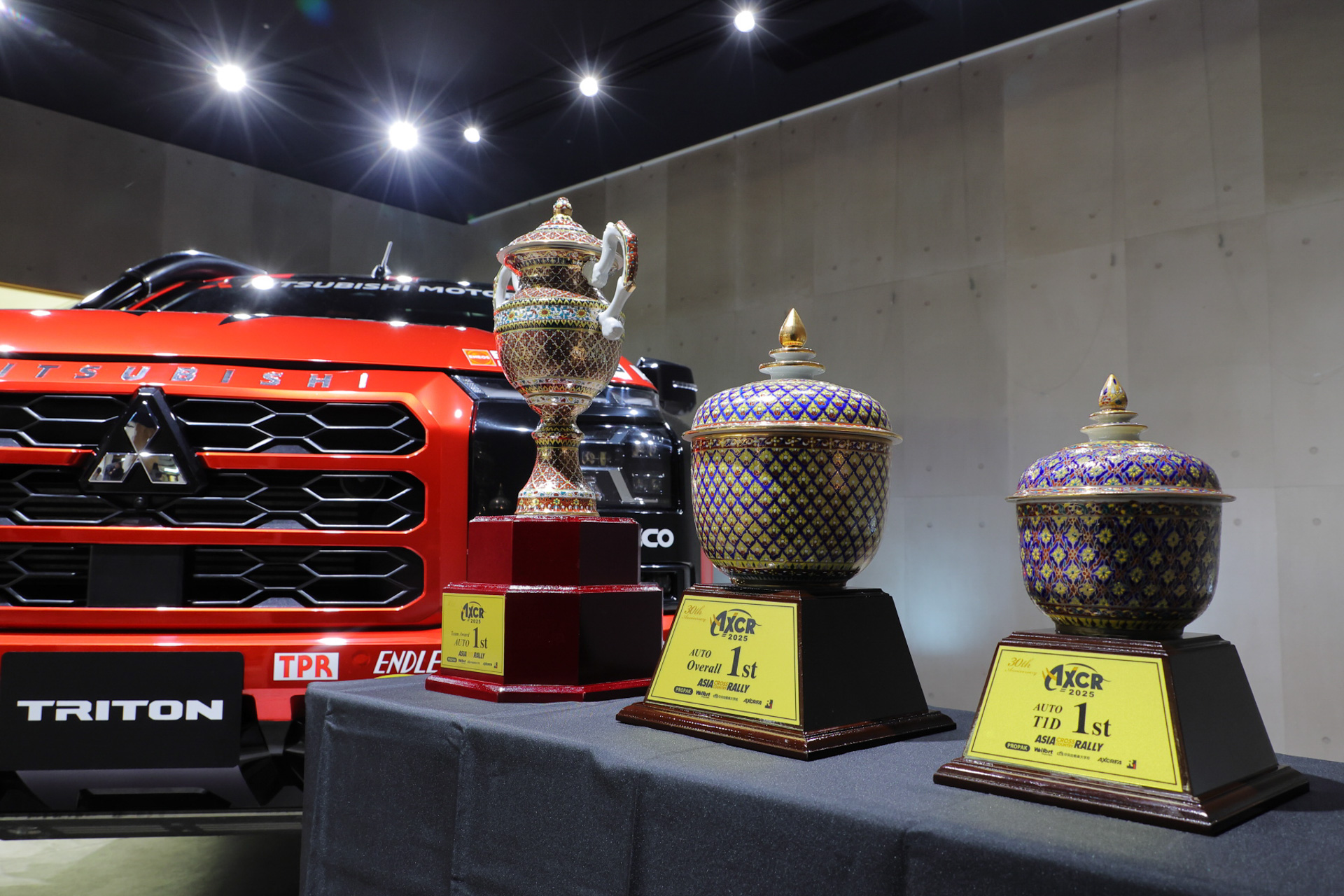 左からチーム賞、総合優勝、改造クロスカントリークラス、それぞれの優勝トロフィー