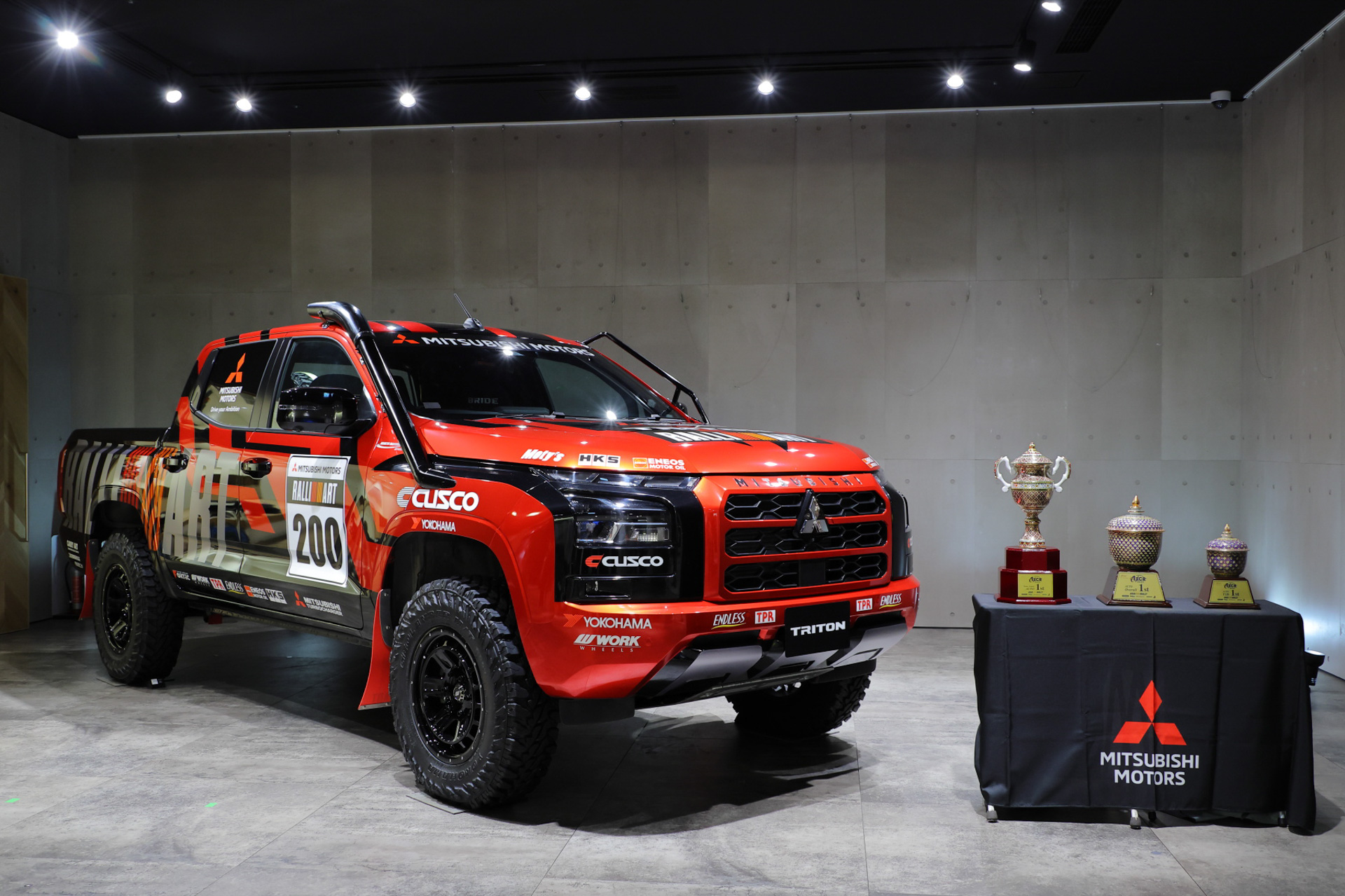 三菱自動車本社ショールームに展示されたトロフィーと参戦マシンのレプリカ