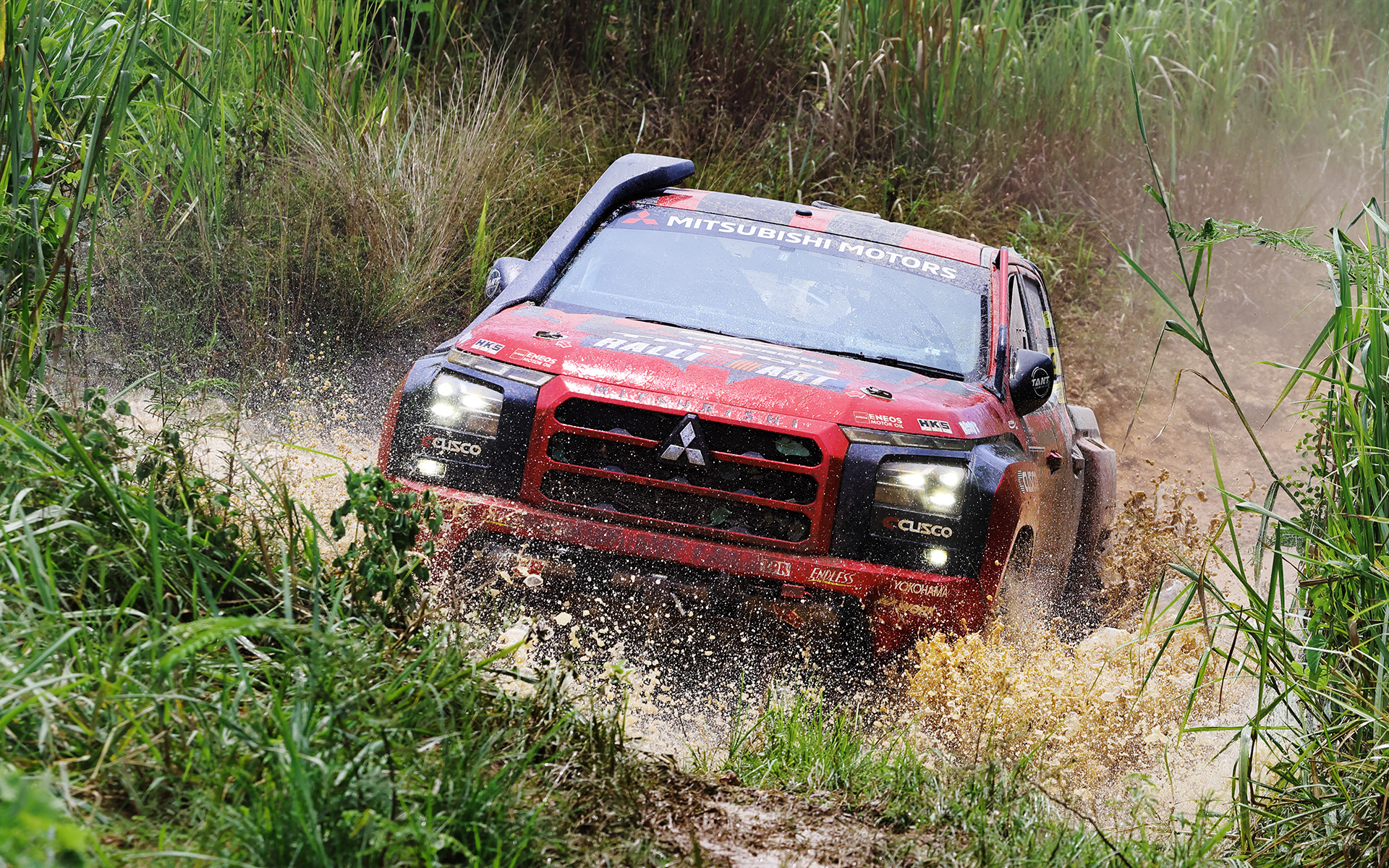 路面の過酷さもAXCRの特徴の1つ。マシンの耐久力はもちろん、勝利にはメンテナンスを行なうサポート体制も重要だ