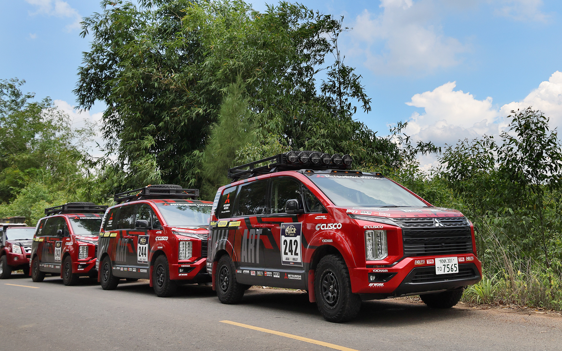 現地でのサポートは、開催地タイでは未発売のデリカD:5で行なった。実用性に優れるモノボックスタイプでありながら、堅牢で高い走破性を備えているのは歴代デリカシリーズの大きな特徴だ