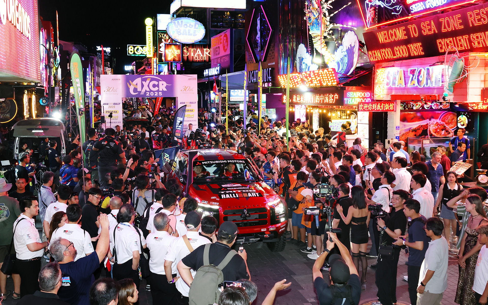 タイのビーチリゾート パタヤで行われたAXCRのセレモニアルスタート。三菱のようなワークス系チームから小規模なプライベーターチームまで1台1台が集まった観客の前を走り抜けラリーはスタートする