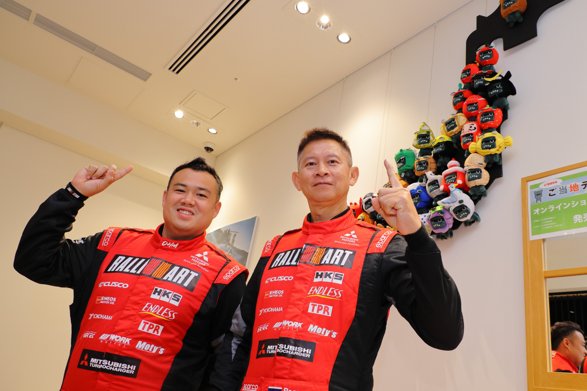 全国各地のご当地デリ丸の前の2人。雪の北海道はタイの人にとって大人気の観光地だが、チャヤポン選手は雪よりも北海道で開催されているXCRスプリントカップ北海道に出場してみたいとのことだ。