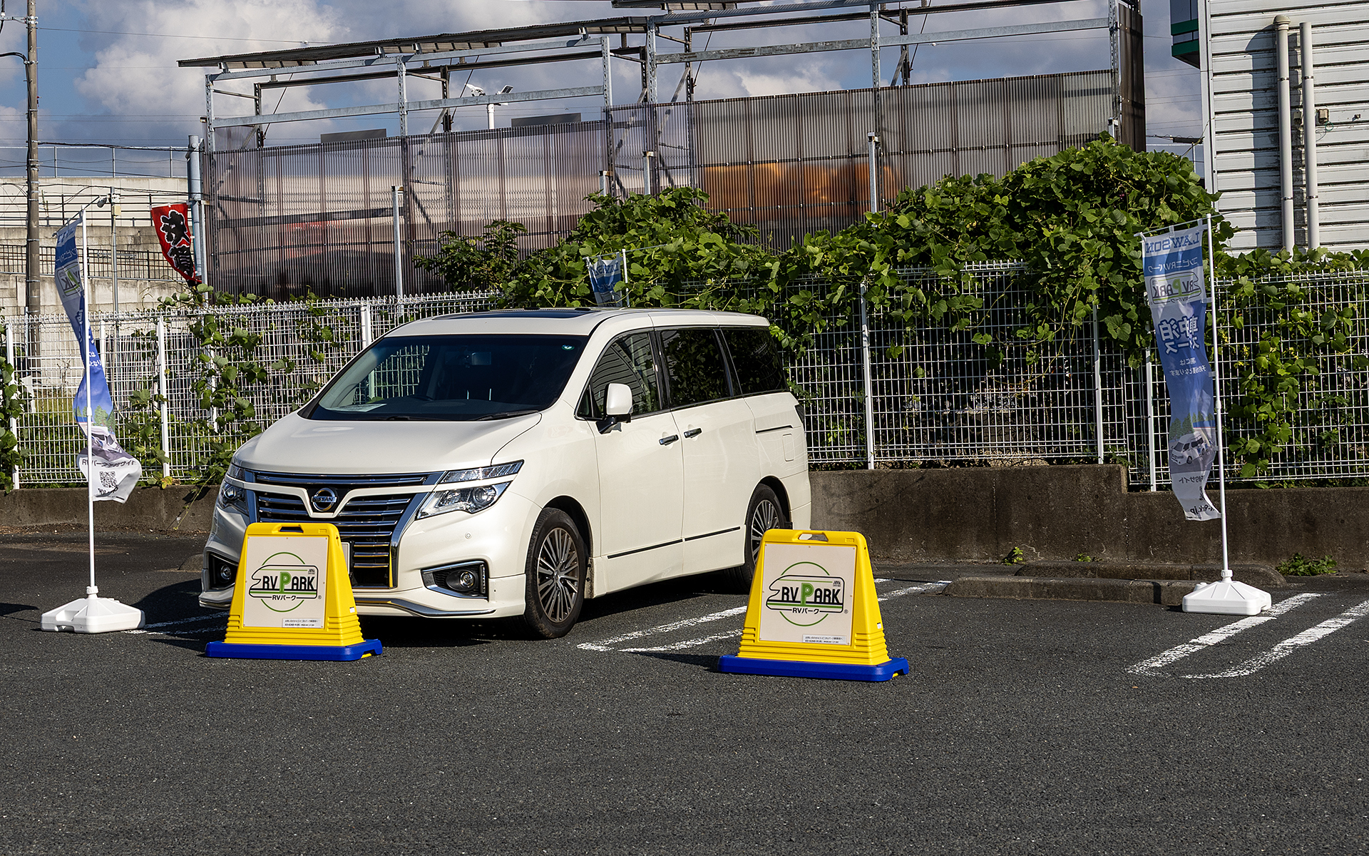 同店には22台分の駐車スペースがあり、そのうち2台分をRVパーク利用者用の1つの車室としている。写真では片側のスペースのみに駐めているが、その隣のスペースを含めて1つの車室だ