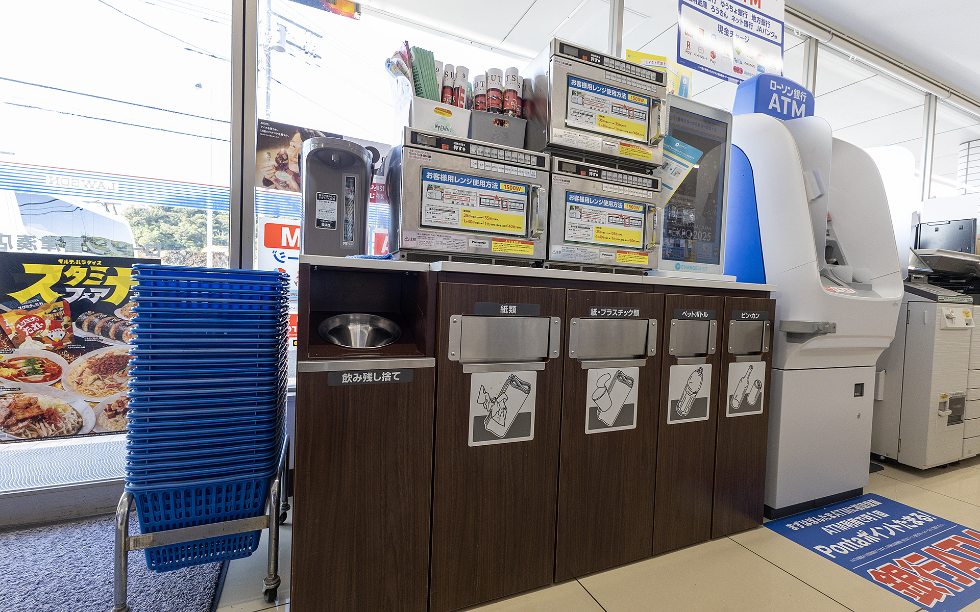 ローソンで購入したもののゴミであればお店で捨てられる。また、後述するが、受付の際に生ごみ用の袋をもらえるので、それに入る分であればお店で処理してもらえる