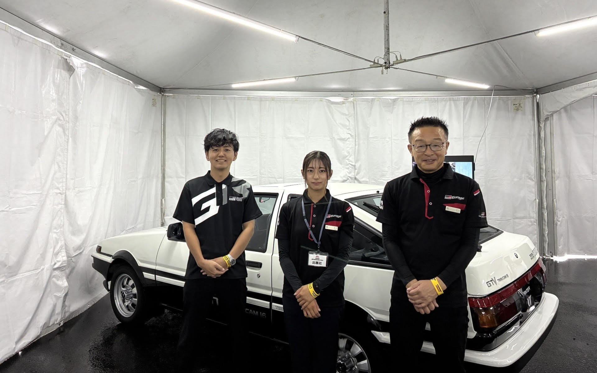 4A-GE型エンジンが搭載されたスプリンタートレノ。このトレノのレストアはGRガレージ 水戸けやき台が担当。右がレストアを担当した水戸けやき台の田中宏紀店長、中央が作業を担当した同店のGRコンサルタント 田村優氏、左がGRヘリテージパーツを手がけるトヨタ自動車株式会社 ICE開発部基盤開発室 大嶋智也氏