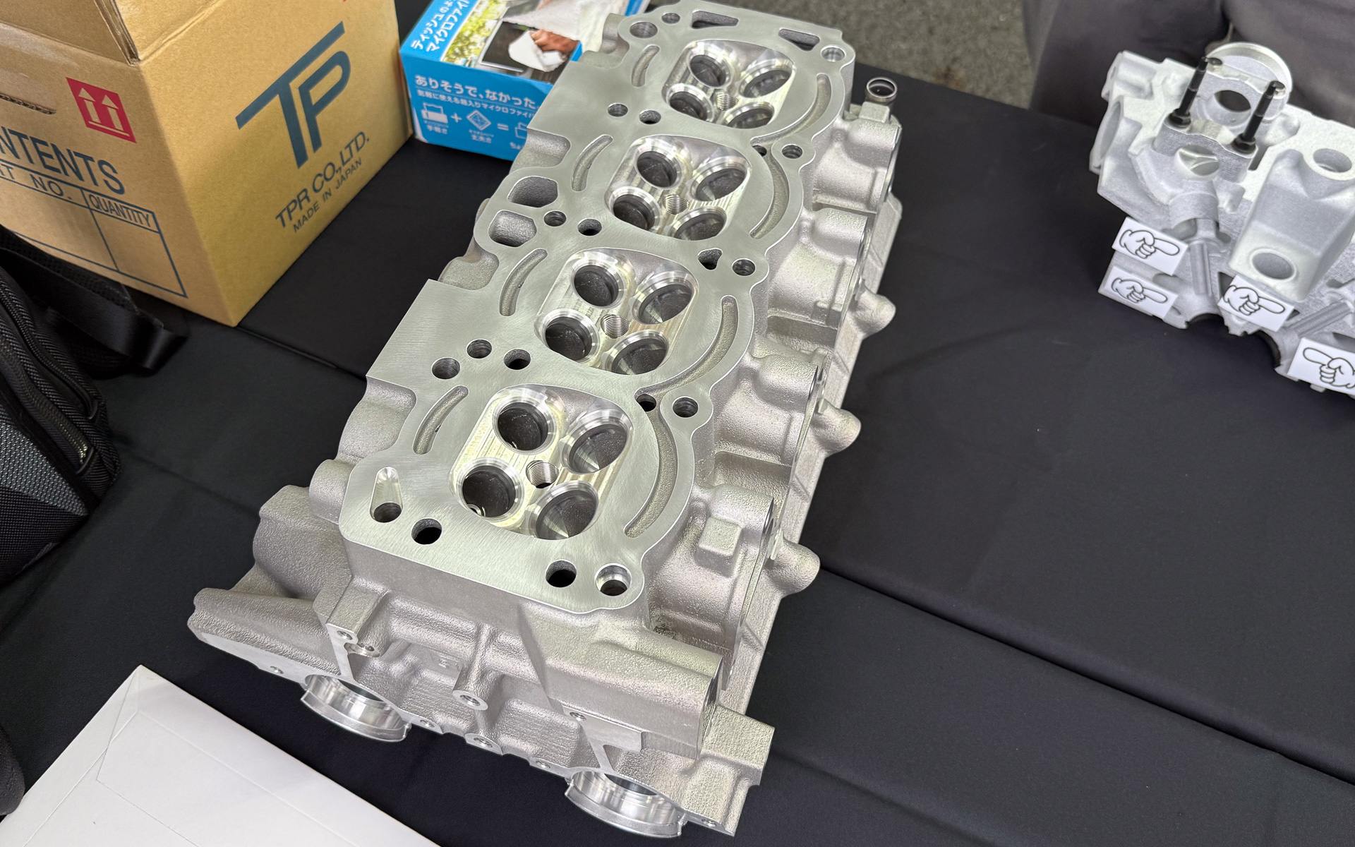 シリンダーヘッド。現代の技術で復刻されており、時を超えたチューニングが施された部品になる