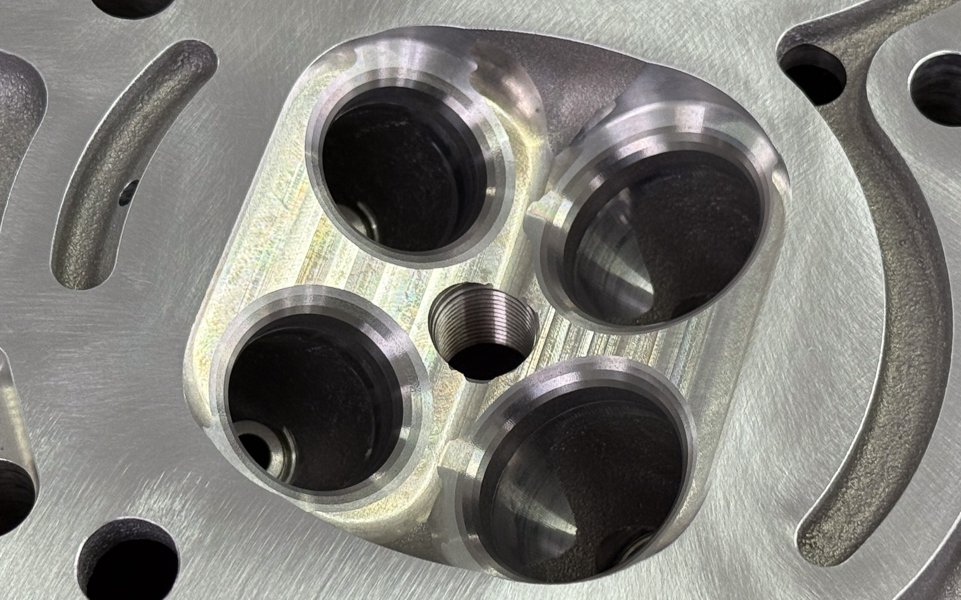 燃焼室。直噴エンジンではないためセンターはスパークプラグ。NCの加工跡が分かる