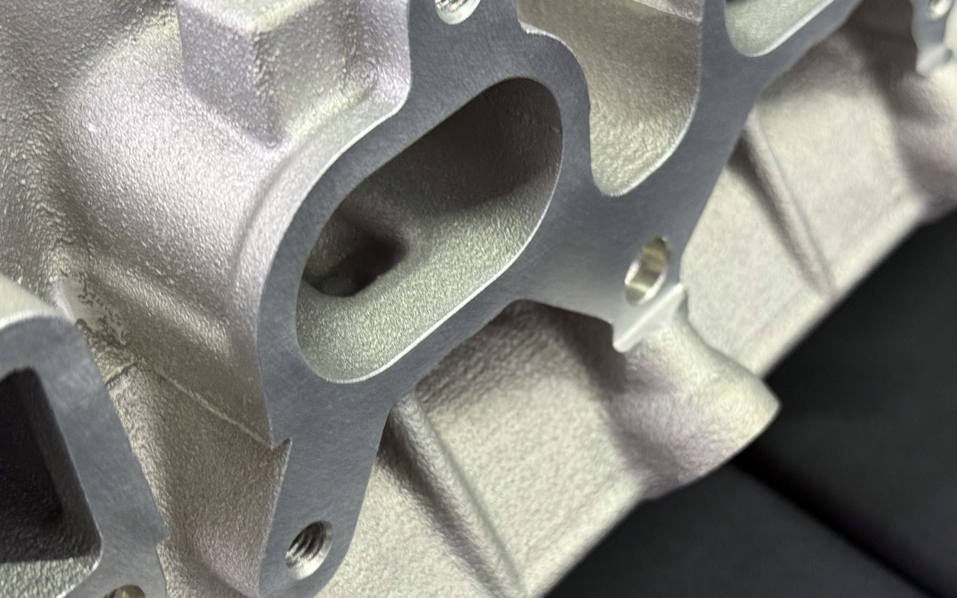 こちらは吸気ポート部。ほかの場所との鋳造肌の違いが分かるだろうか？　気になる方は富士スピードウェイで開催される“頭文字D 30th Anniversary 2days”の展示品を確認していただきたい