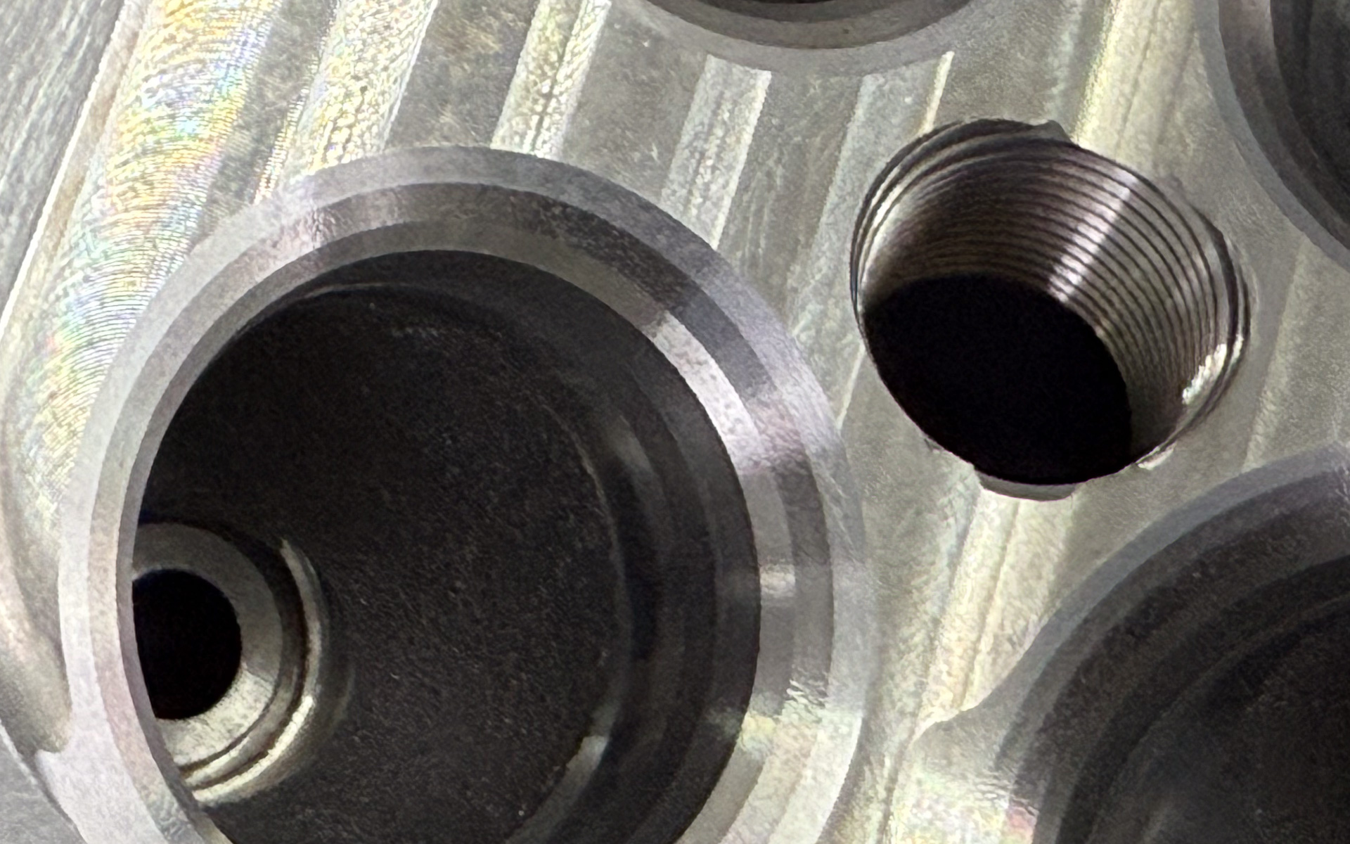 NCが走った跡を見れば、一度にどのくらい削り取っているのか分かるだろう。せっかくなので手に入れたら鏡面仕上げをしたいところ