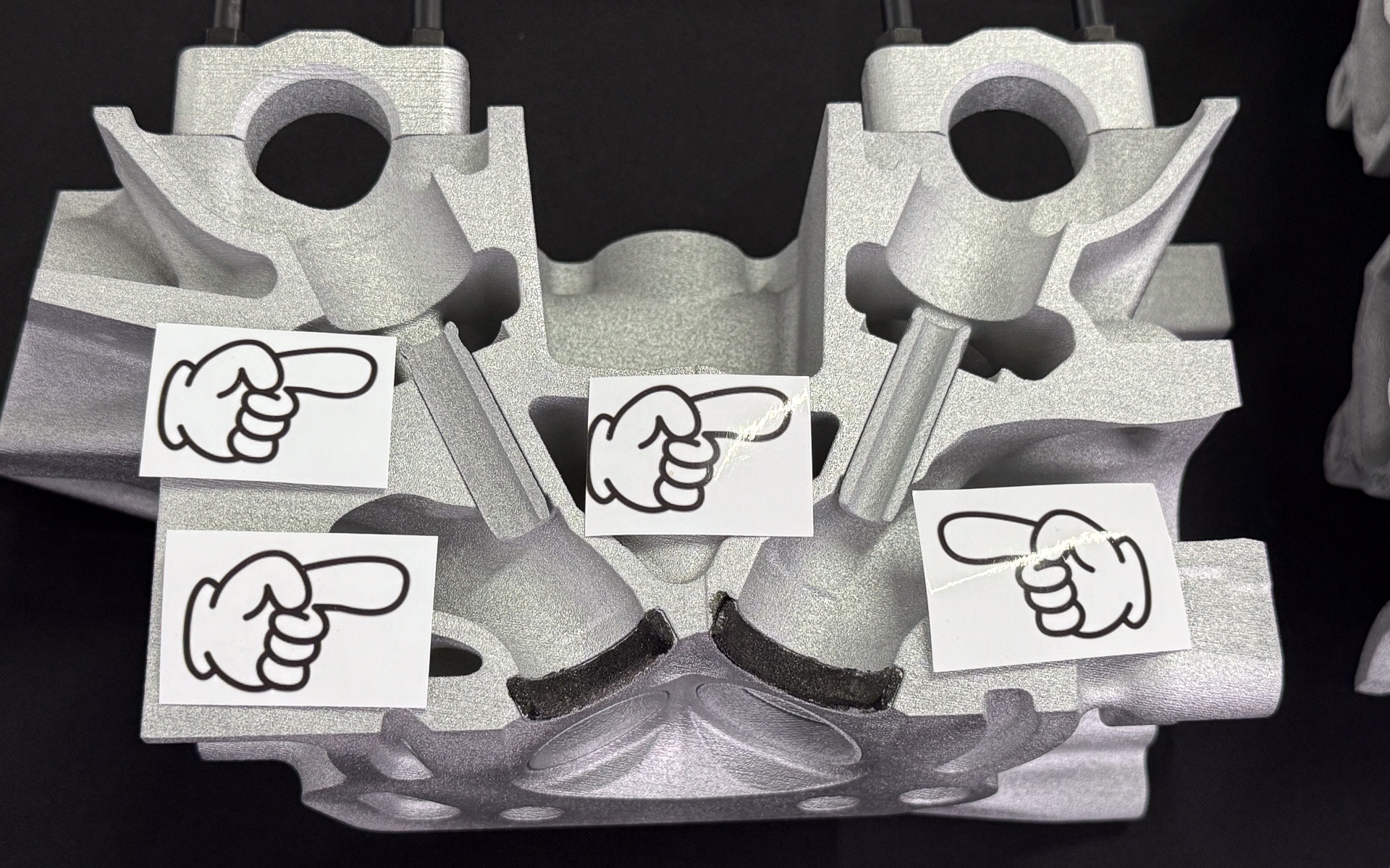 シリンダーヘッドの横断面。バルブガイドやバルブシートが分かりやすい