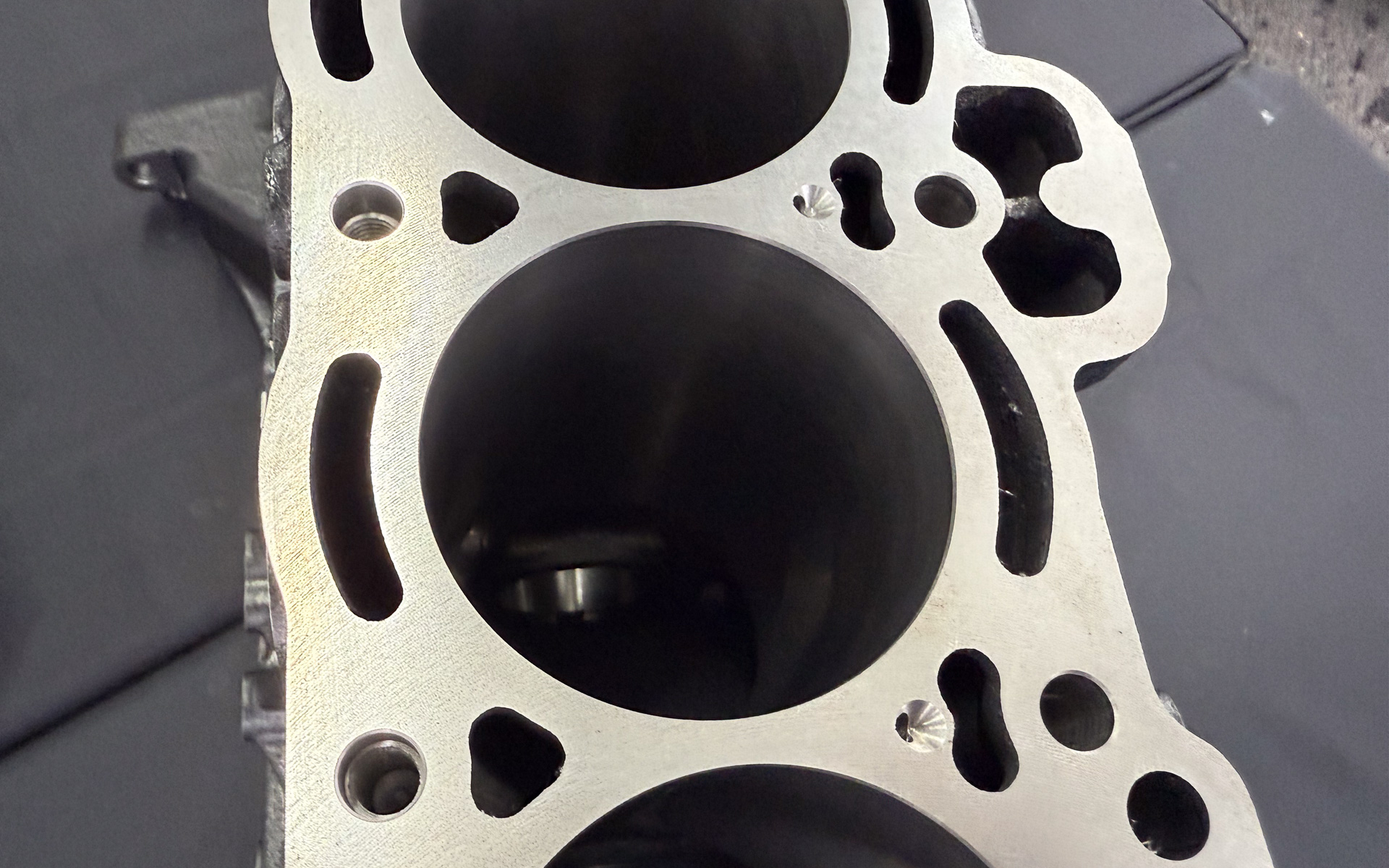 シリンダーのホーニングも、トヨタの最新工程で行なわれている